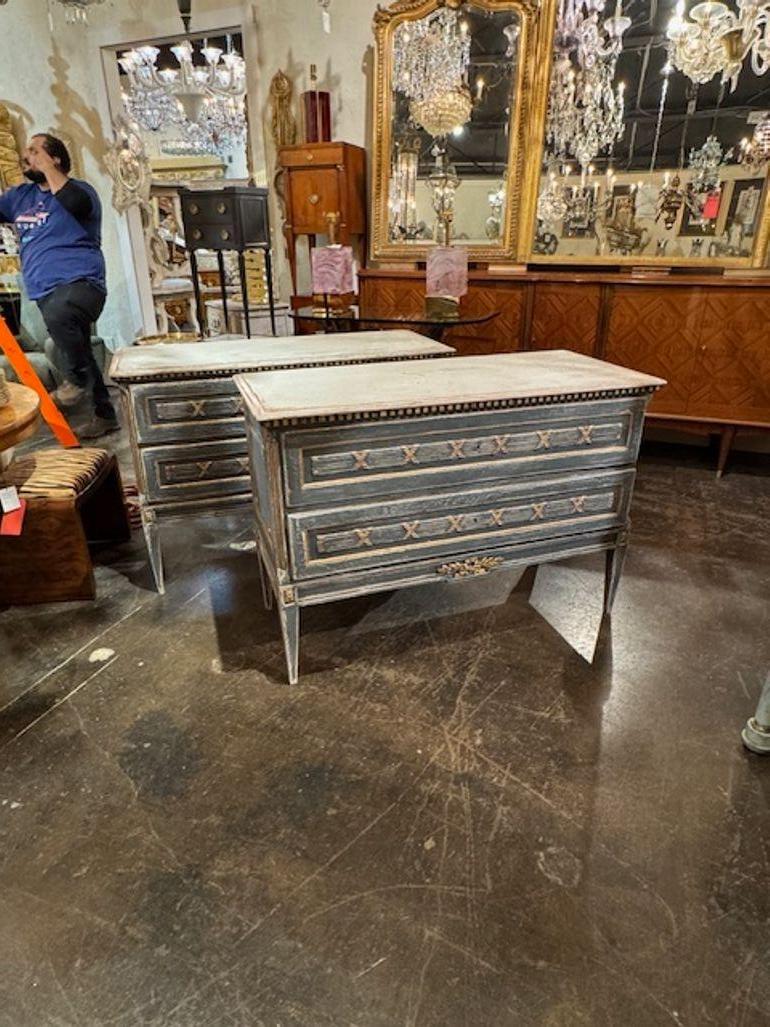 Buona coppia di commodes neoclassiche d'epoca gustaviane intagliate e dorate a parcella. Circa 1940. Perfetto per gli attuali design di transizione! 47,5 l x 20 p x 33 h