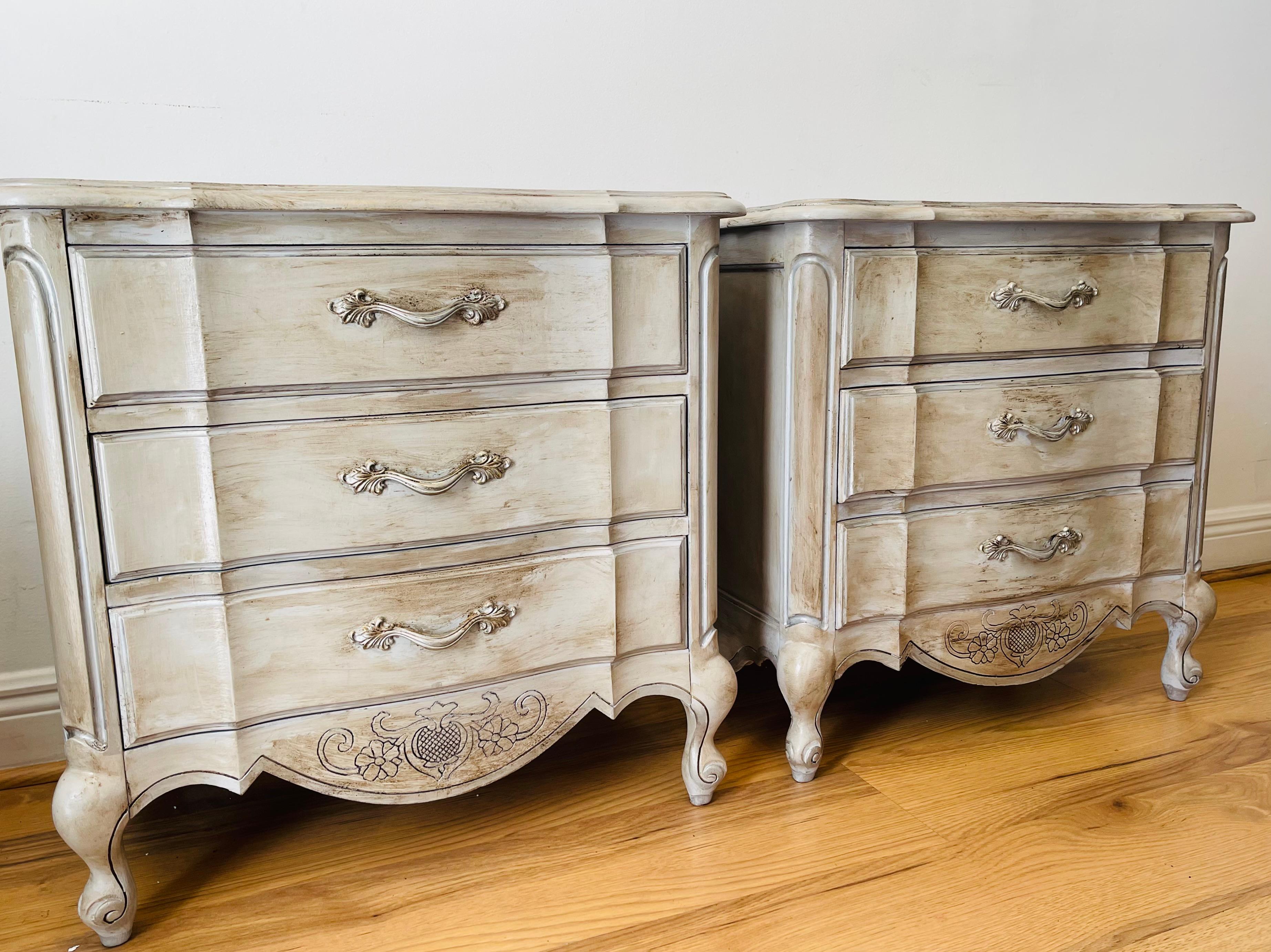 Paar Nachttische im gustavianischen Stil, bemalt und beschädigt (Gustavianisch) im Angebot