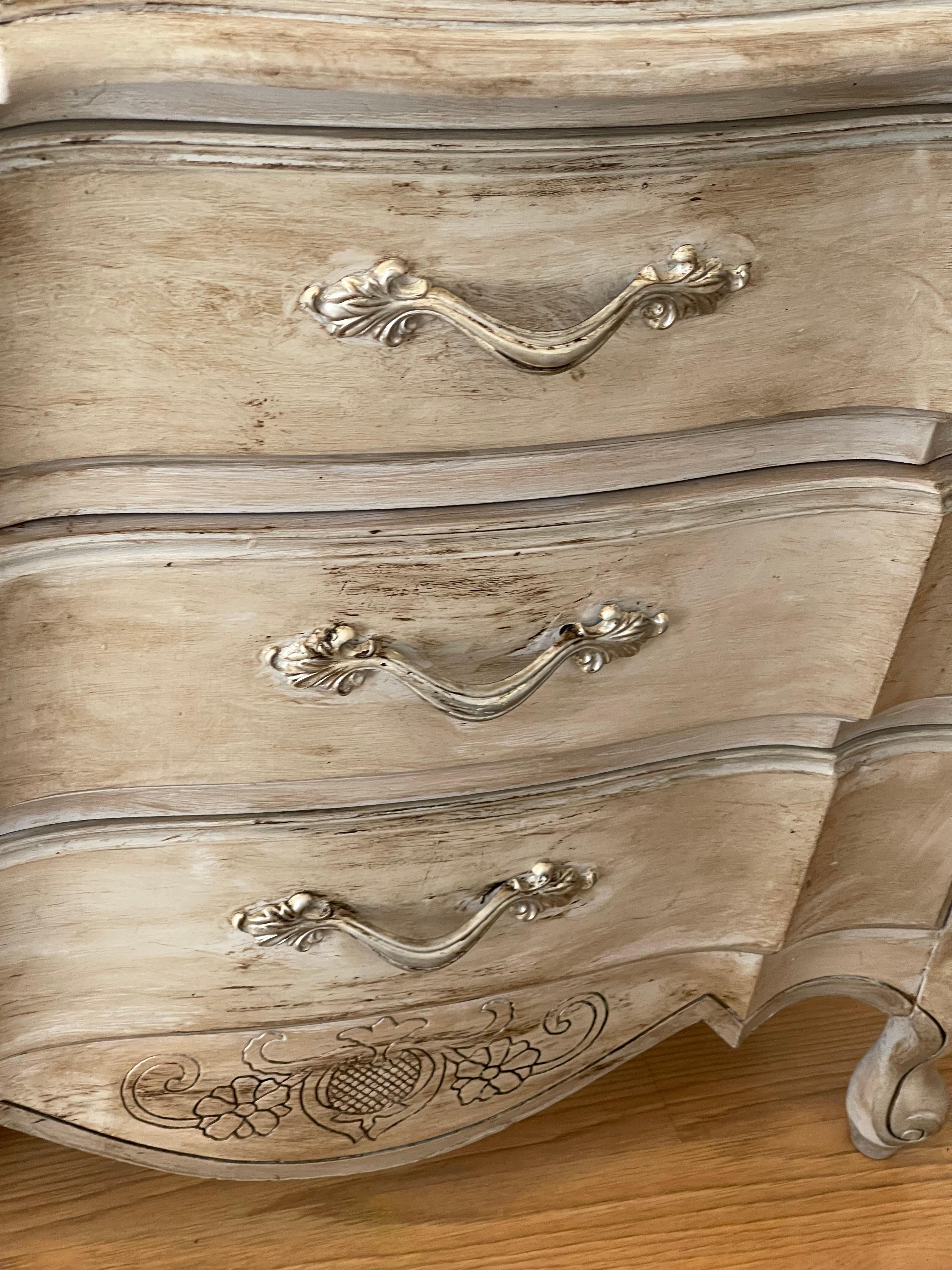Paar Nachttische im gustavianischen Stil, bemalt und beschädigt (Holz) im Angebot