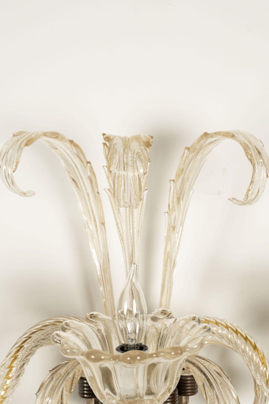 Coppia di lampade trasparenti a tre bracci di Murano soffiate a mano d'epoca in vendita 5