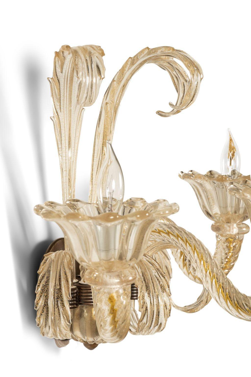 Coppia di lampade trasparenti a tre bracci di Murano soffiate a mano d'epoca in vendita 6