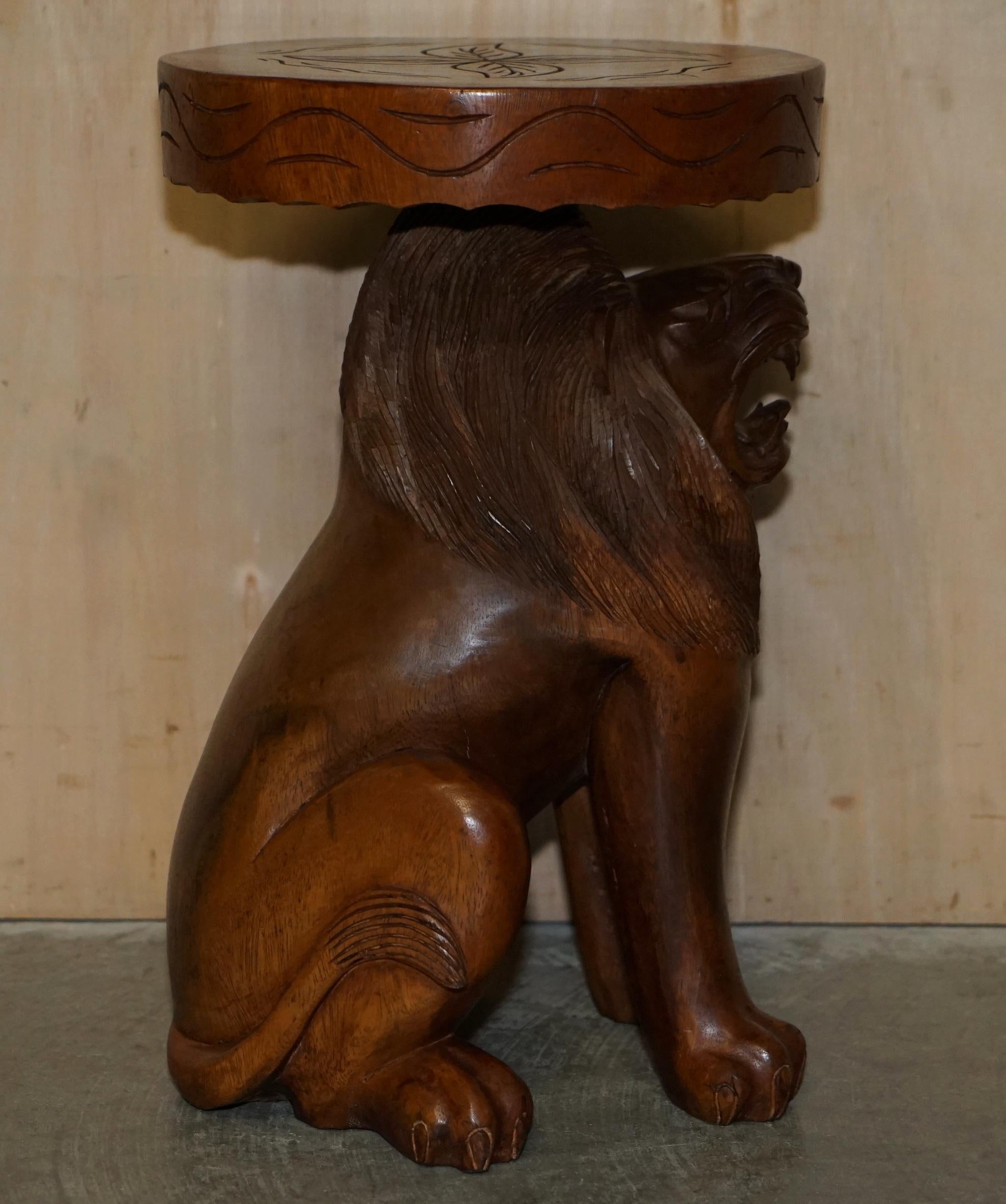 Paire de tabourets d'époque en forme de lions mâles sculptés à la main avec des décorations originales sur toute leur surface. en vente 4