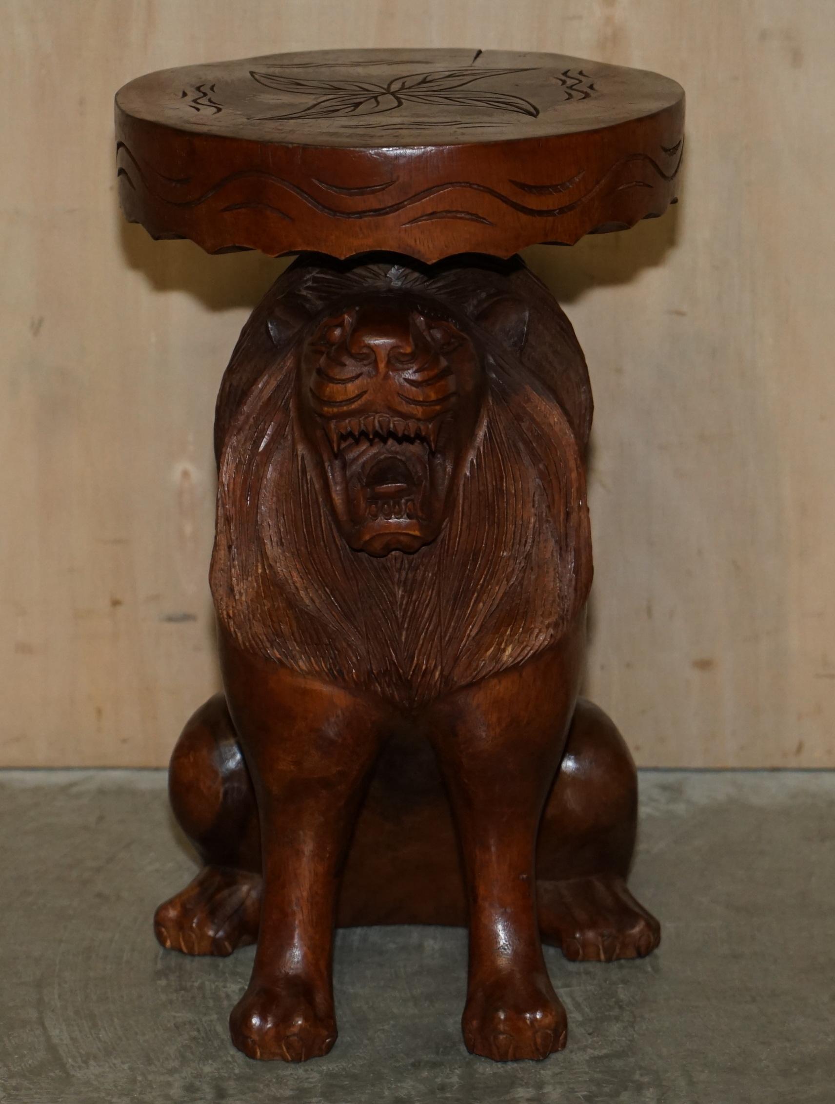 Paire de tabourets d'époque en forme de lions mâles sculptés à la main avec des décorations originales sur toute leur surface. en vente 7