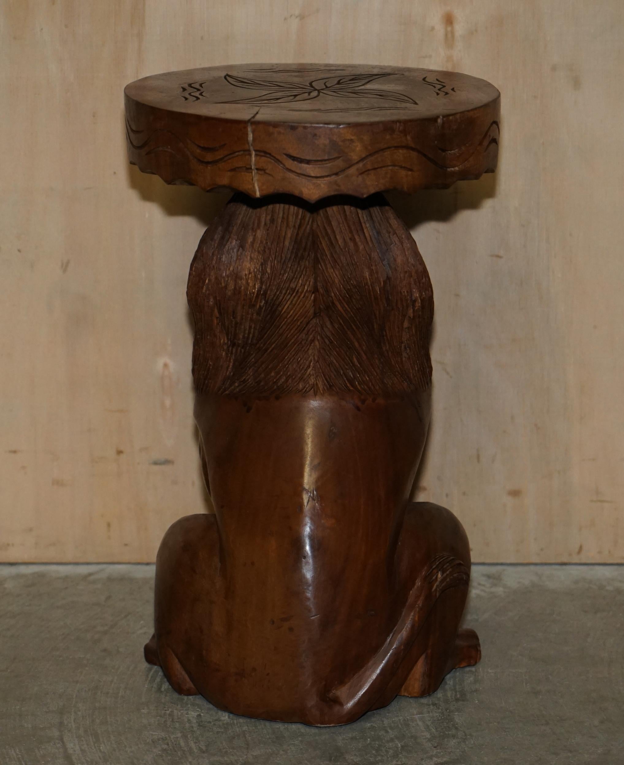 Paire de tabourets d'époque en forme de lions mâles sculptés à la main avec des décorations originales sur toute leur surface. en vente 9