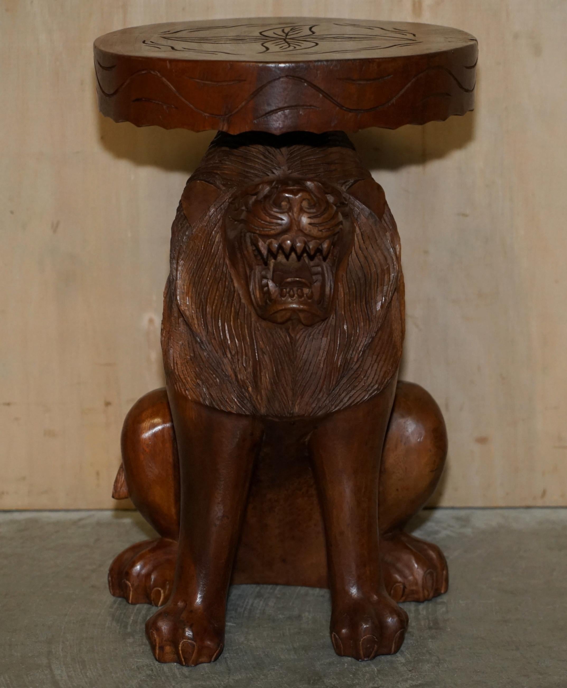 Mid-Century Modern Paire de tabourets d'époque en forme de lions mâles sculptés à la main avec des décorations originales sur toute leur surface. en vente