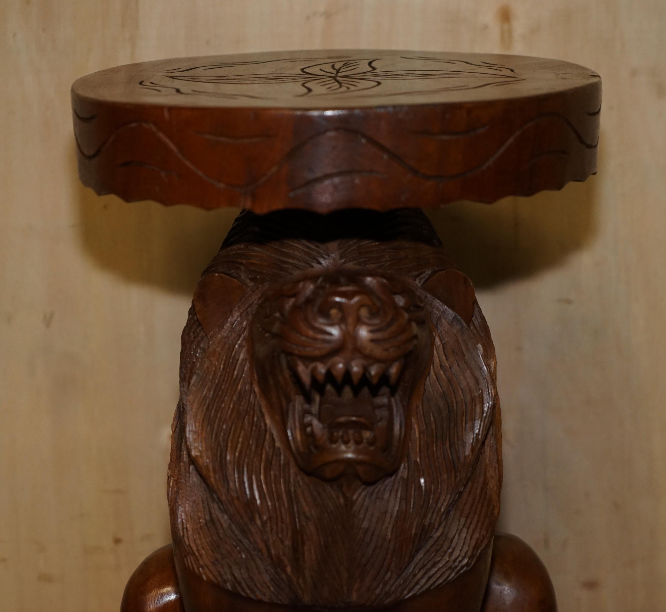 Européen Paire de tabourets d'époque en forme de lions mâles sculptés à la main avec des décorations originales sur toute leur surface. en vente