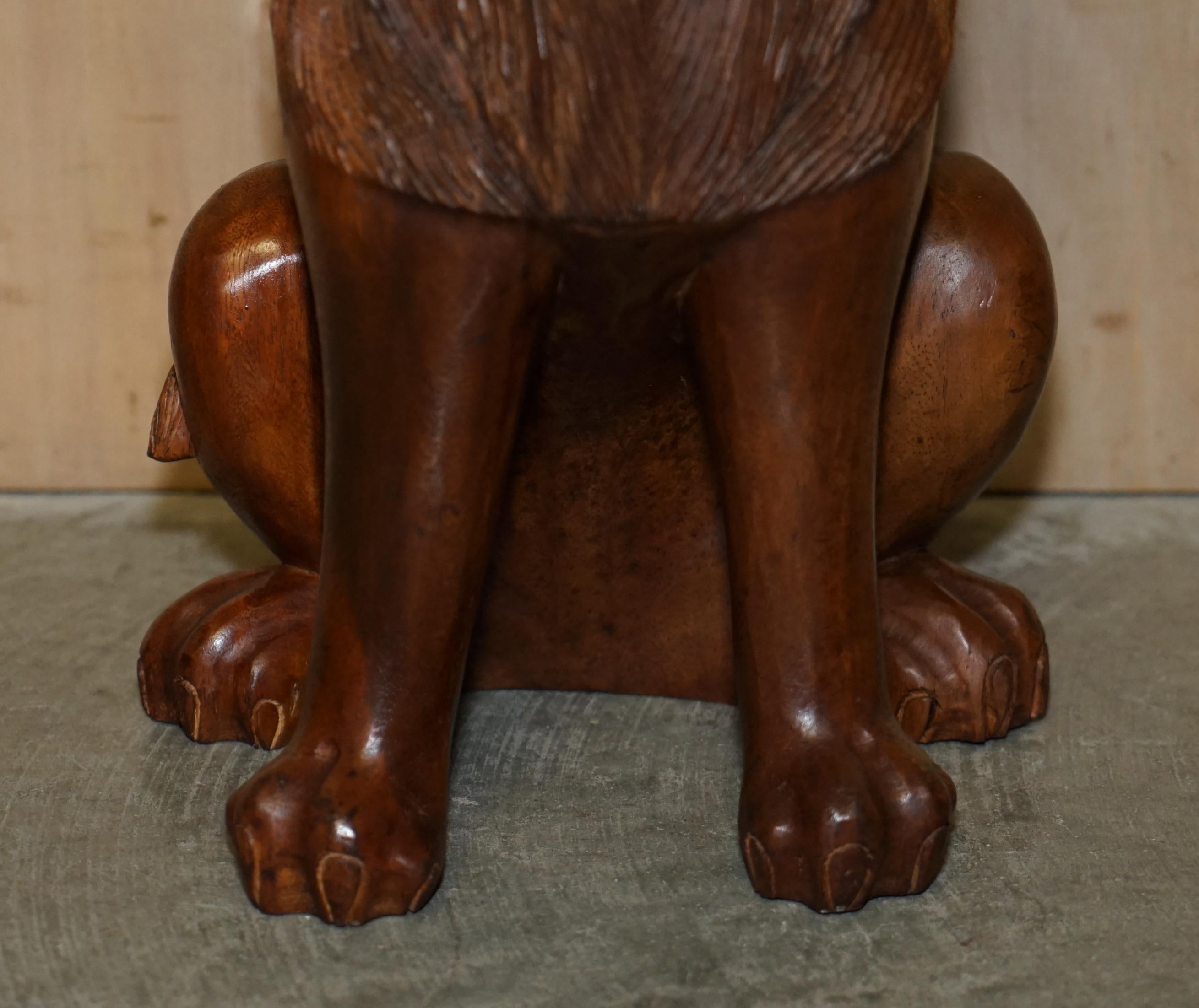 Sculpté Paire de tabourets d'époque en forme de lions mâles sculptés à la main avec des décorations originales sur toute leur surface. en vente
