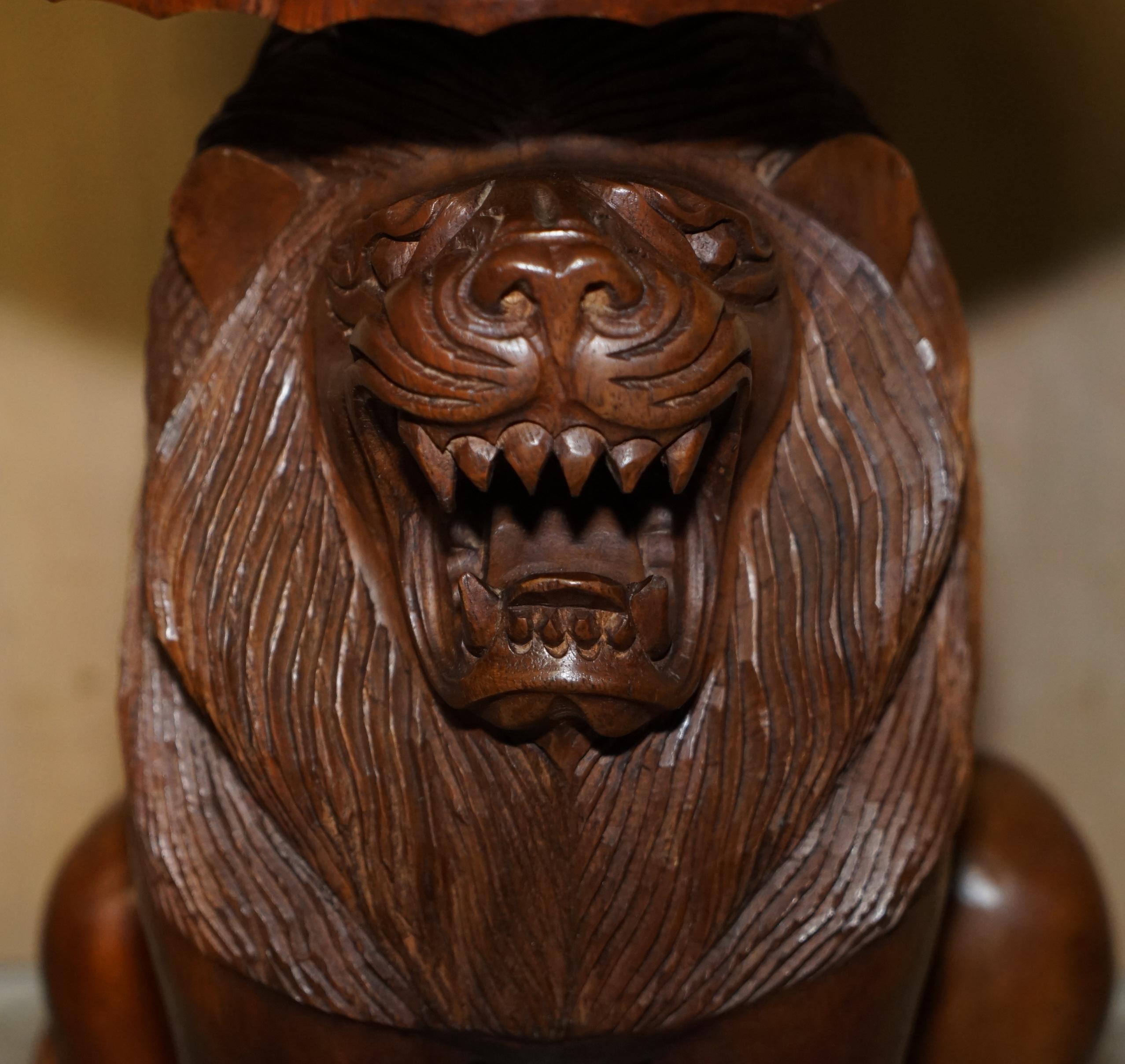 Bois Paire de tabourets d'époque en forme de lions mâles sculptés à la main avec des décorations originales sur toute leur surface. en vente