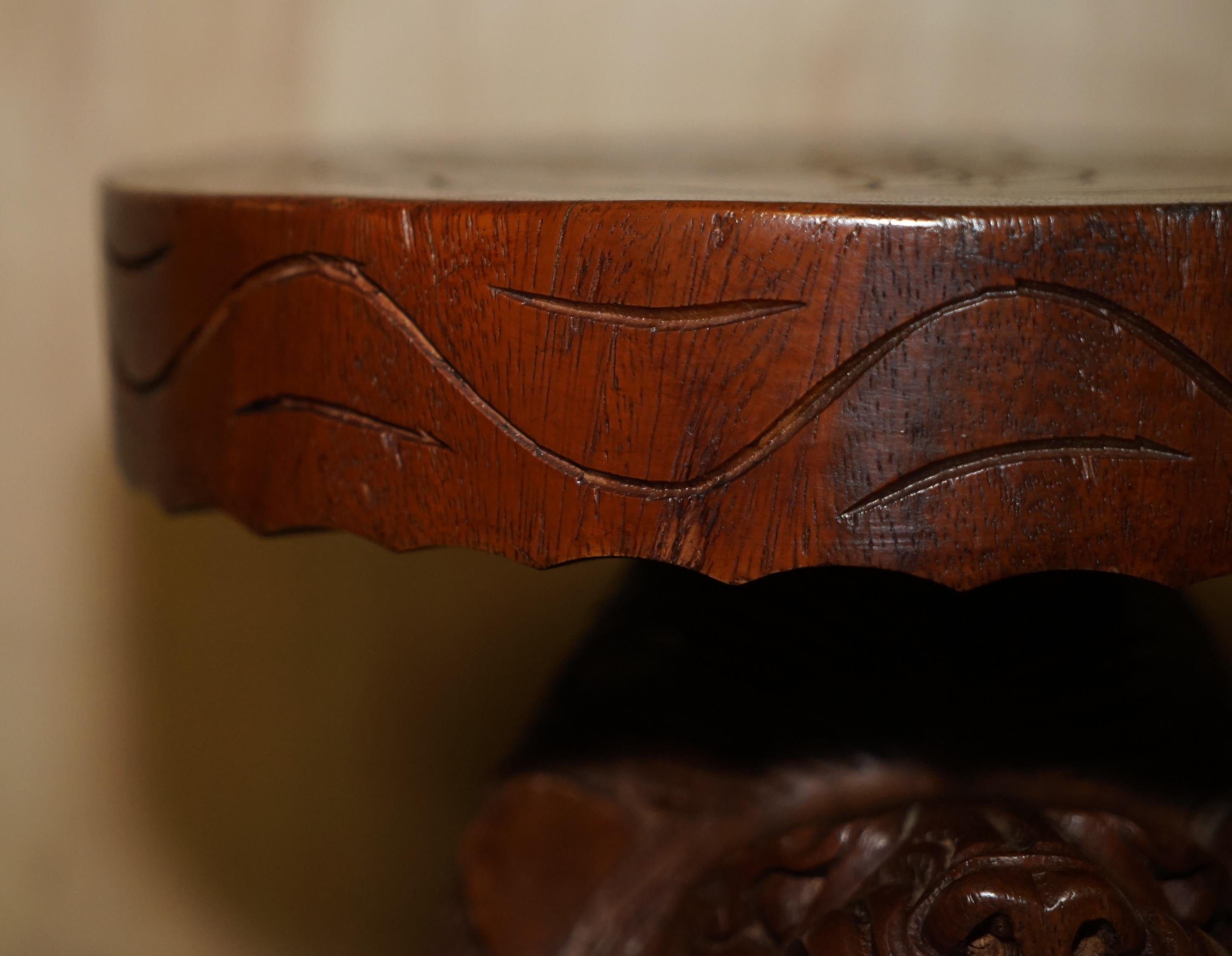 Bois Paire de tabourets d'époque en forme de lions mâles sculptés à la main avec des décorations originales sur toute leur surface. en vente