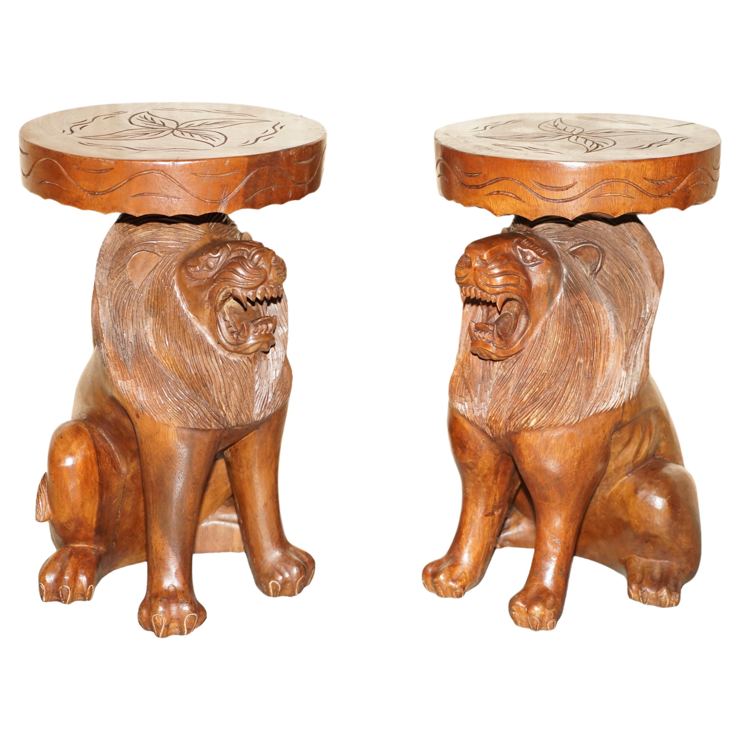 Paire de tabourets d'époque en forme de lions mâles sculptés à la main avec des décorations originales sur toute leur surface. en vente