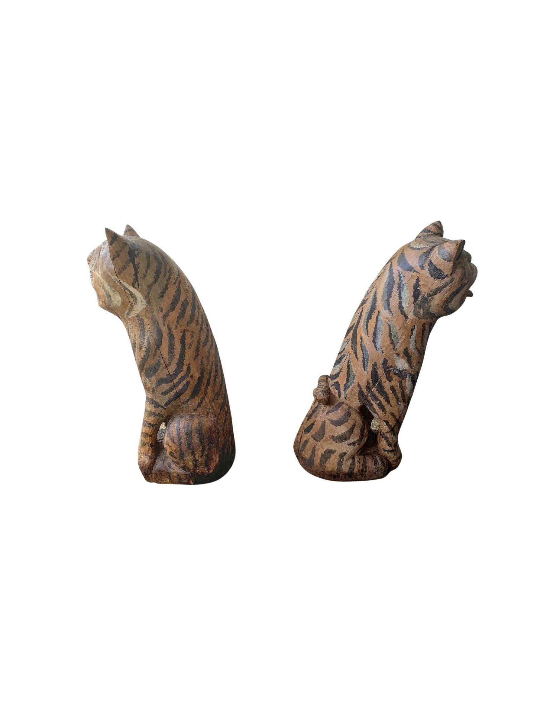 Sculpté à la main Paire de sculptures / statues de tigre vintage fabriquées à la main de Java, Indonésie  en vente