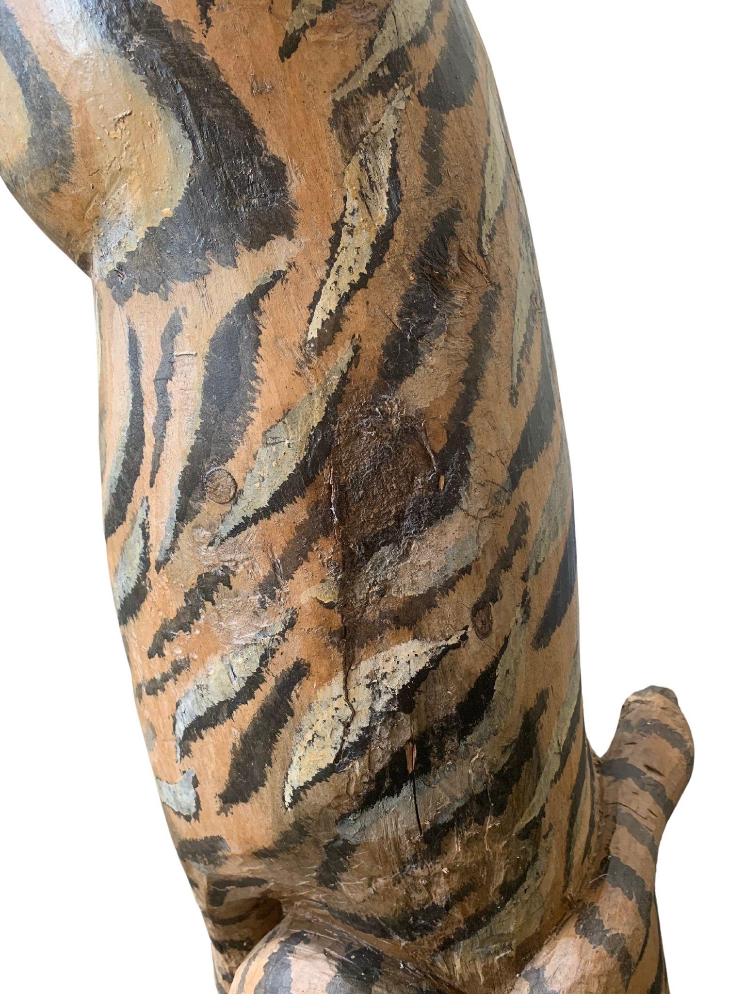 Bois Paire de sculptures / statues de tigre vintage fabriquées à la main de Java, Indonésie  en vente