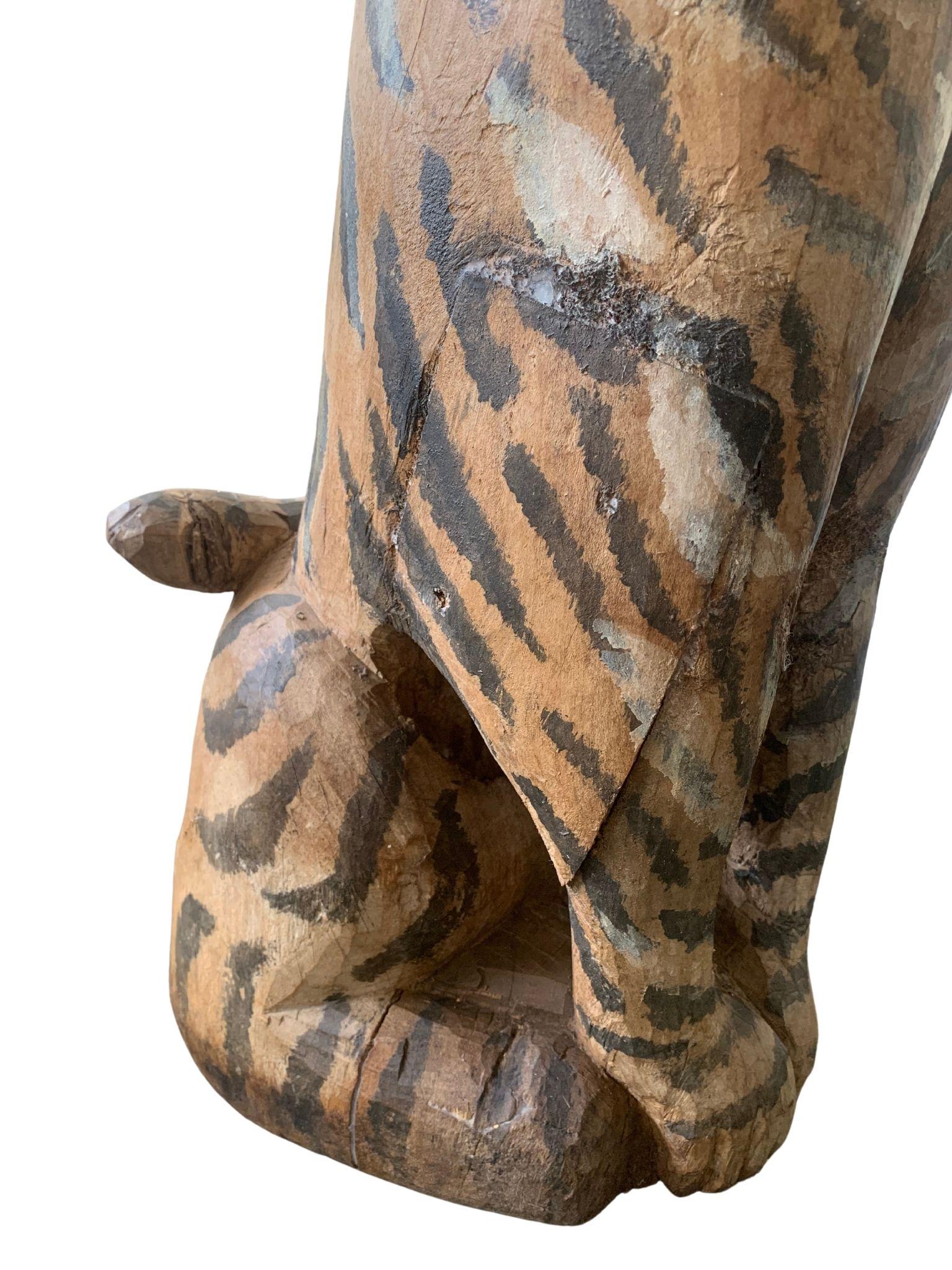 Paire de sculptures / statues de tigre vintage fabriquées à la main de Java, Indonésie  en vente 1
