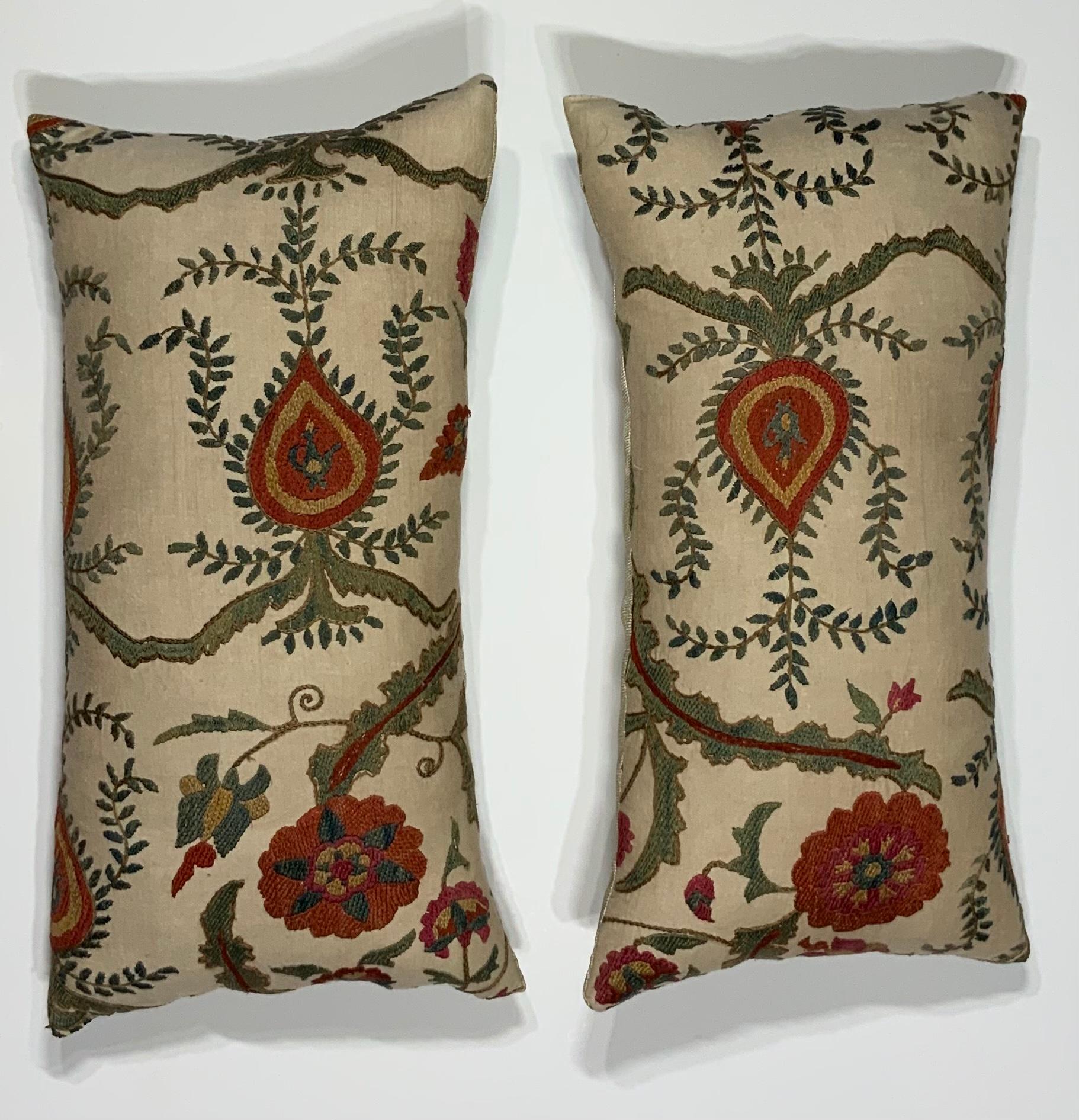 Beautiful pair of pillows made of hand embroidery silk, of colorful flowers and vines on a cream color cotton background.
Fine cotton backing, Frash insert.