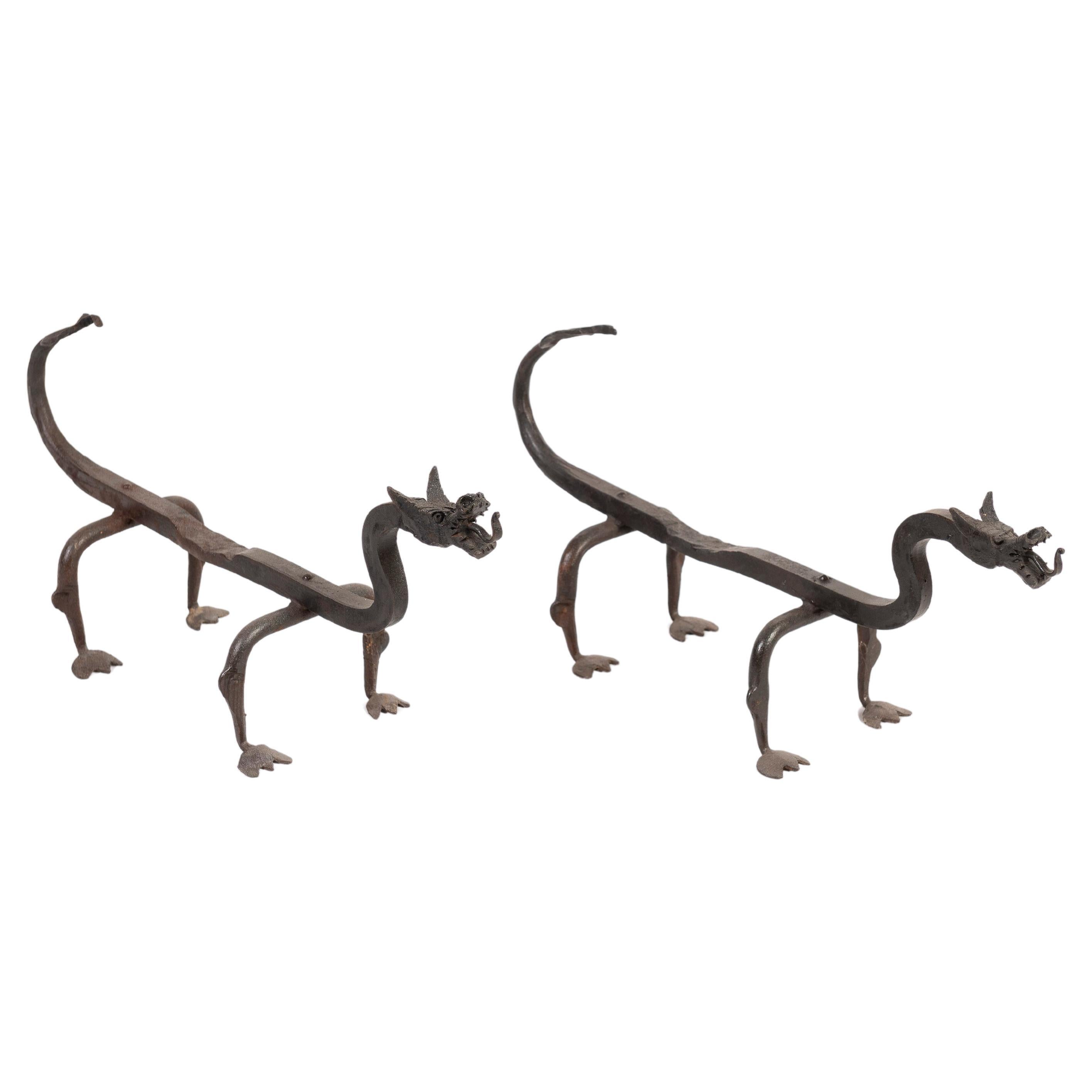 Paar handgeschmiedete Drachen-Andirons aus Schmiedeeisen aus Frankreich im Angebot