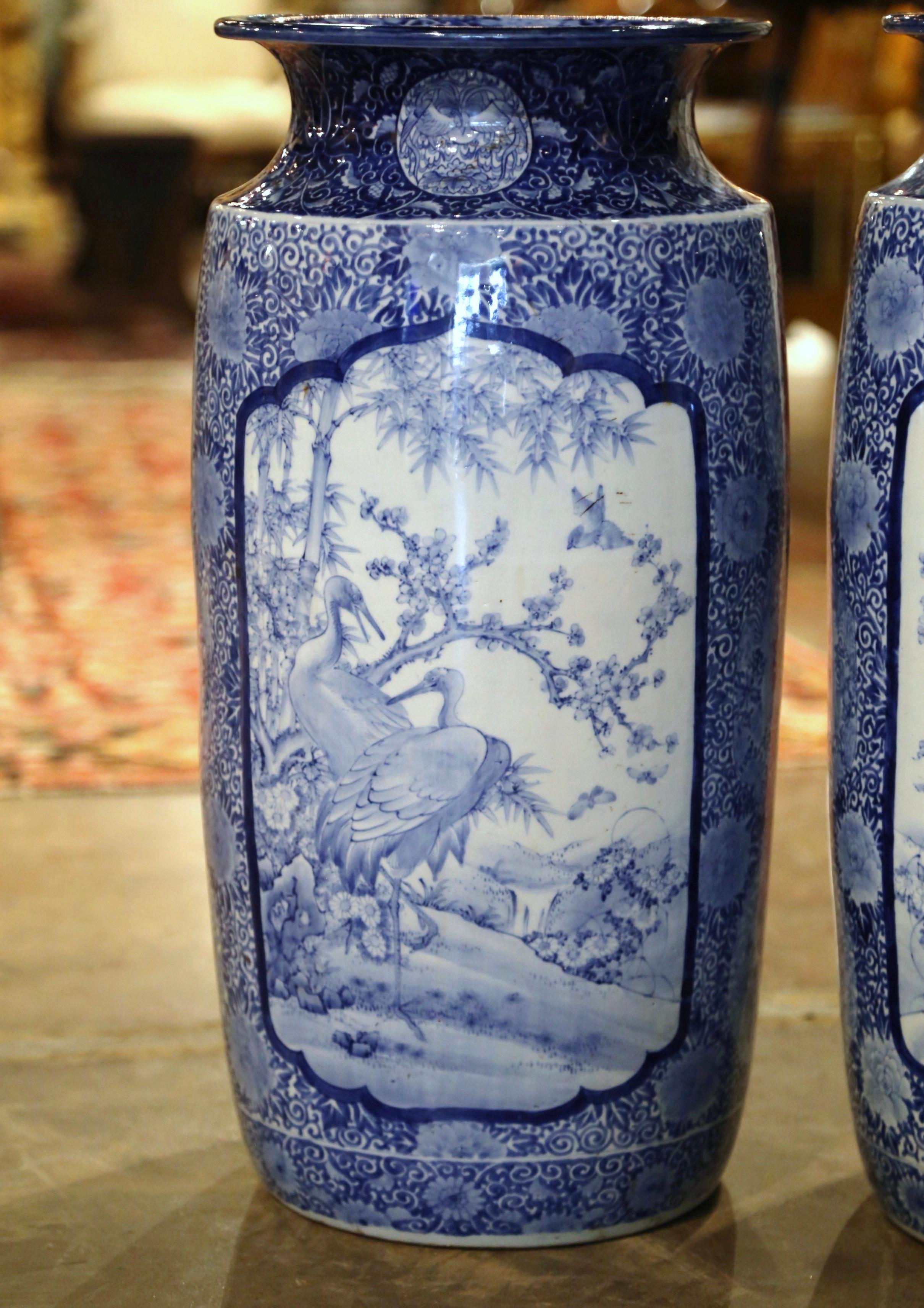 Chinois Paire de vases en porcelaine bleue et blanche peints à la main Stand Umbrella en vente