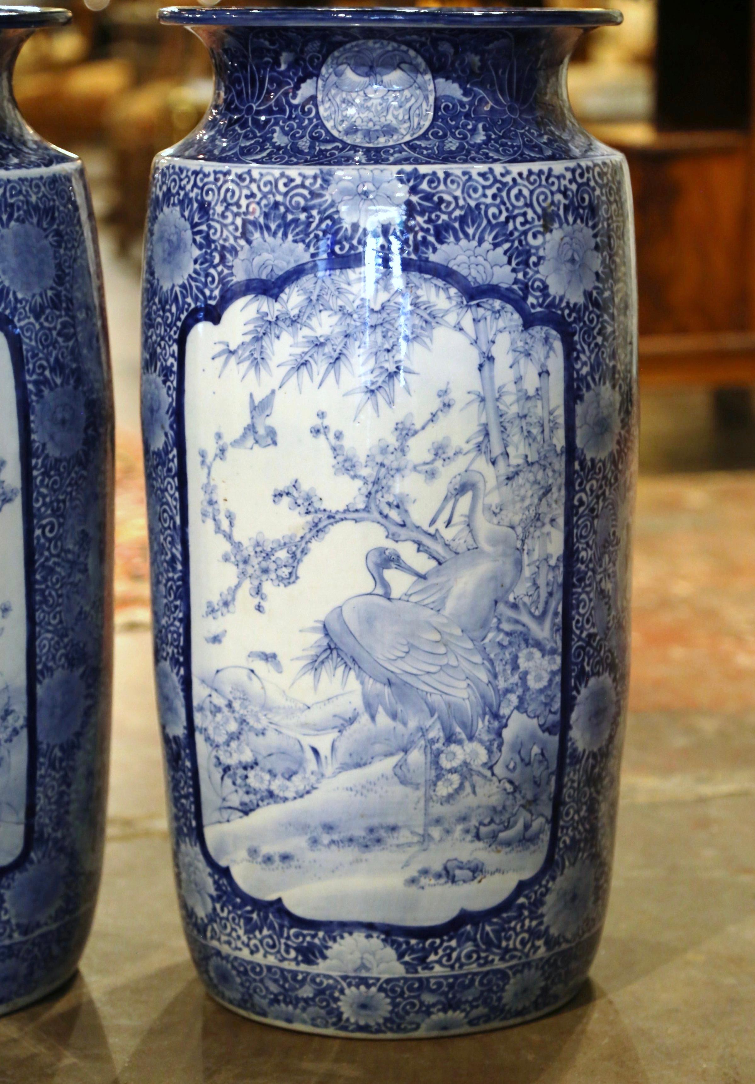 Peint à la main Paire de vases en porcelaine bleue et blanche peints à la main Stand Umbrella en vente
