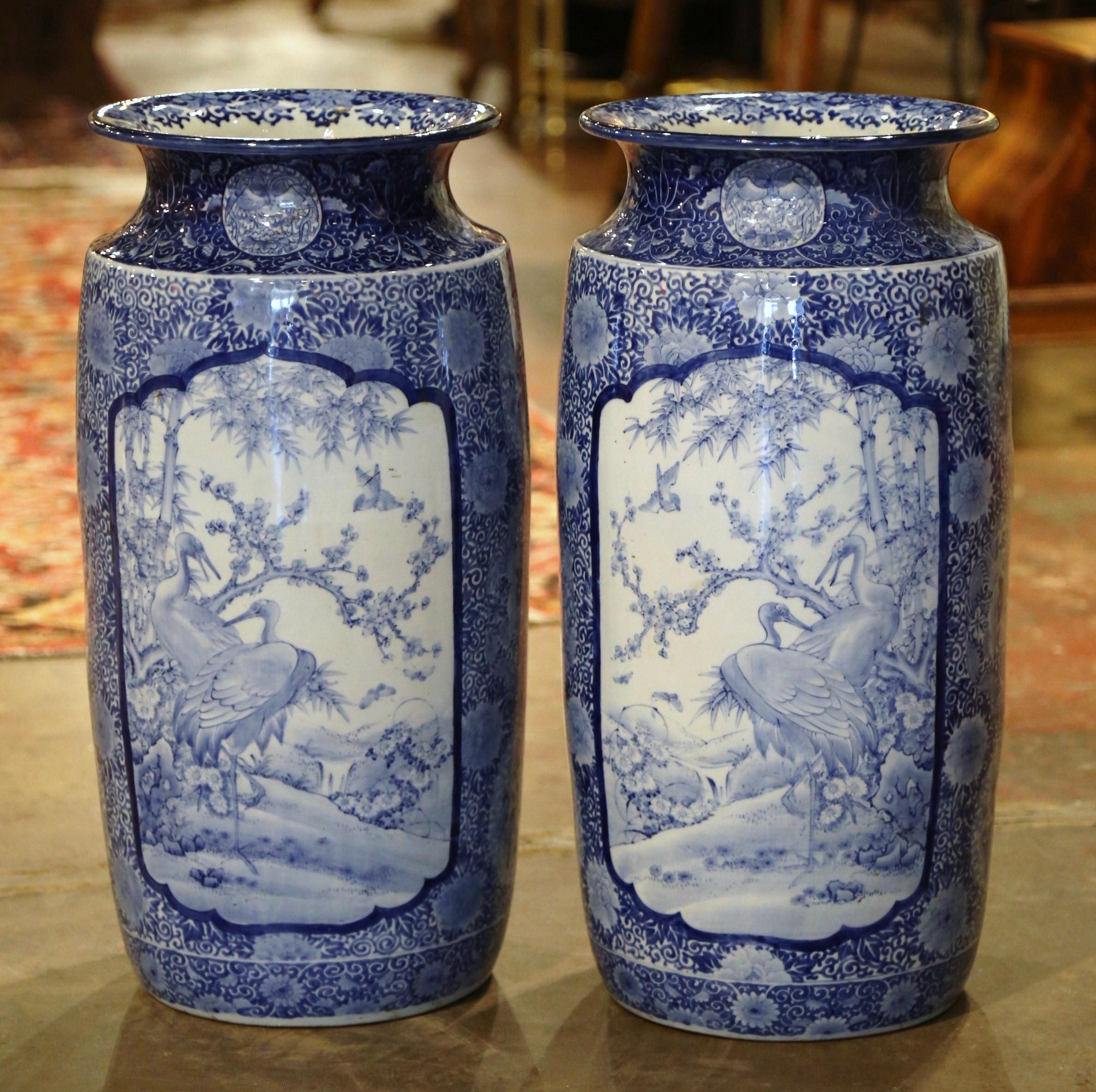 Paire de vases en porcelaine bleue et blanche peints à la main Stand Umbrella Excellent état - En vente à Dallas, TX