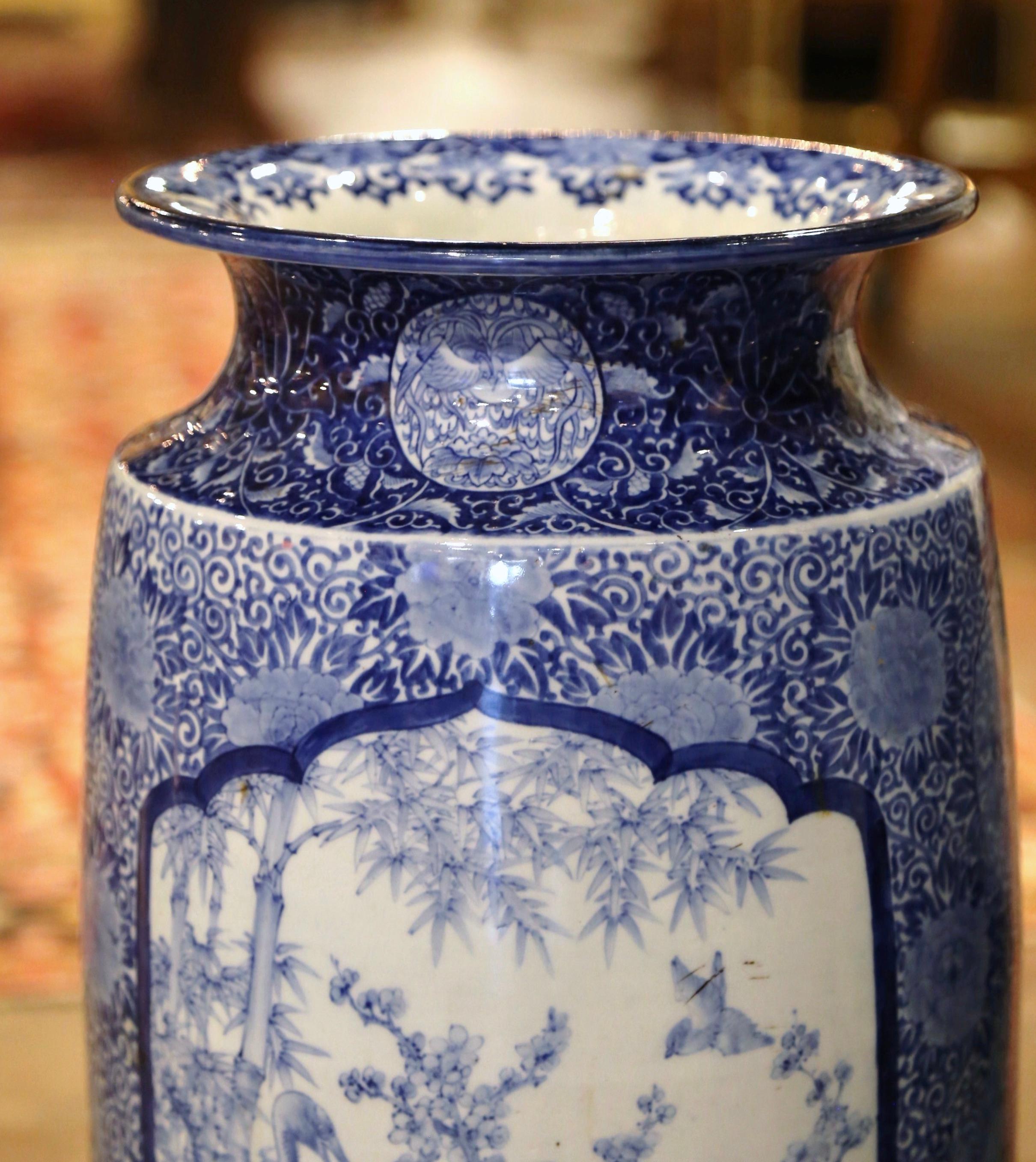 Paar handgemalte Vintage-Vasen aus blauem und weißem Porzellan Umbrella Stands (20. Jahrhundert)