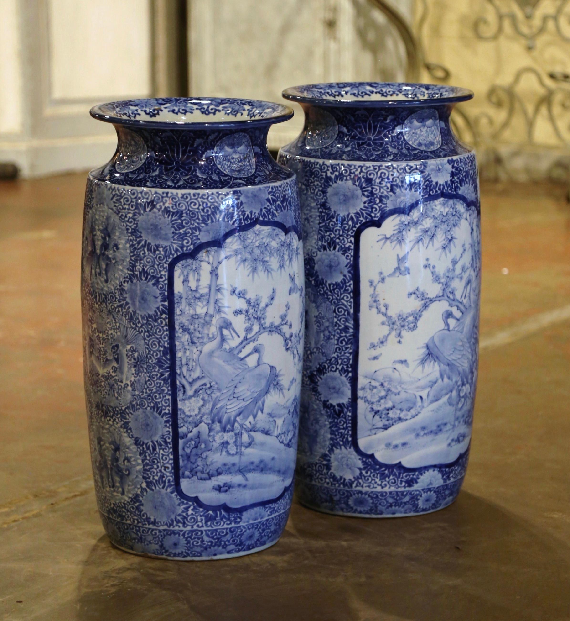 Porcelaine Paire de vases en porcelaine bleue et blanche peints à la main Stand Umbrella en vente