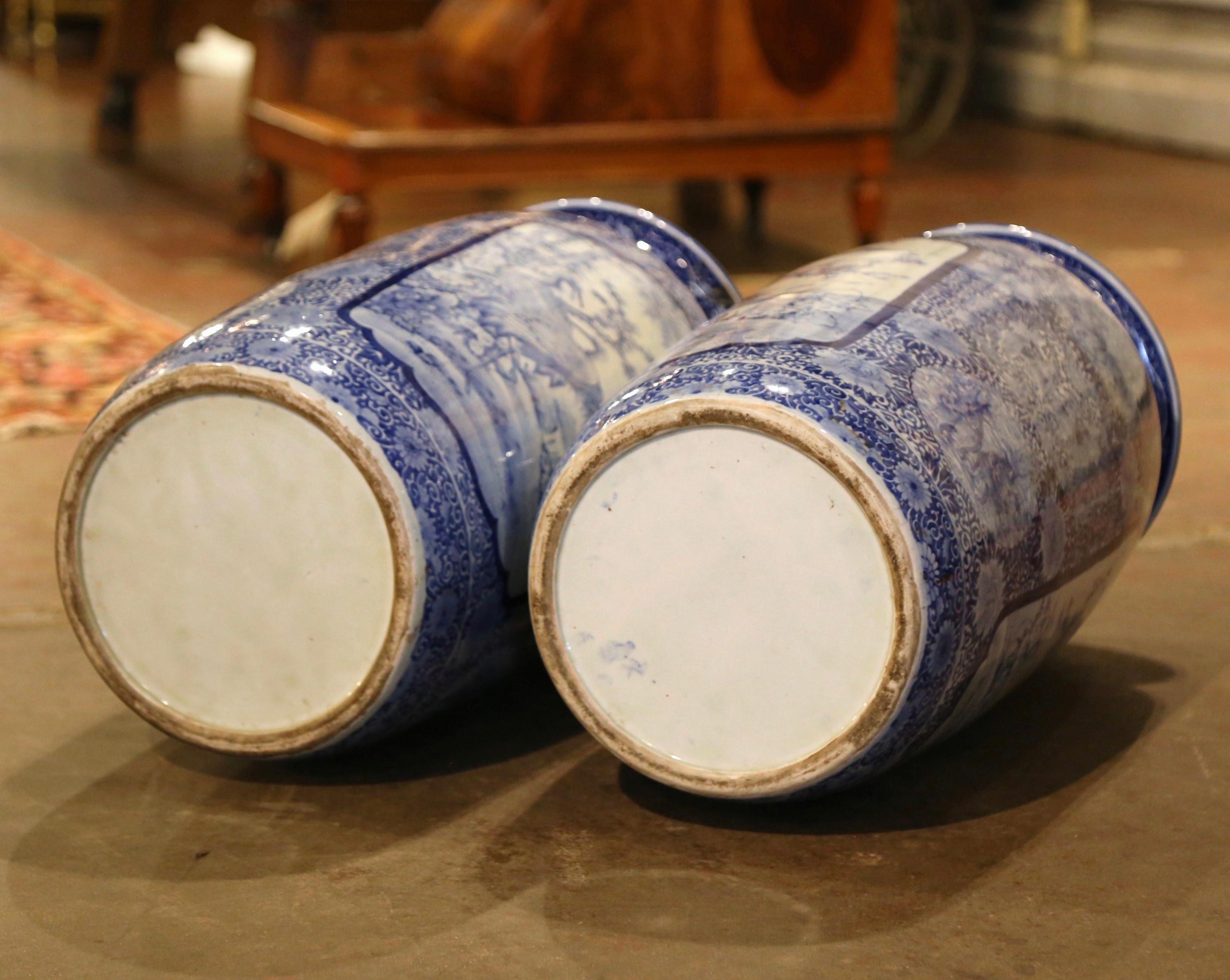 Paar handgemalte Vintage-Vasen aus blauem und weißem Porzellan Umbrella Stands 2