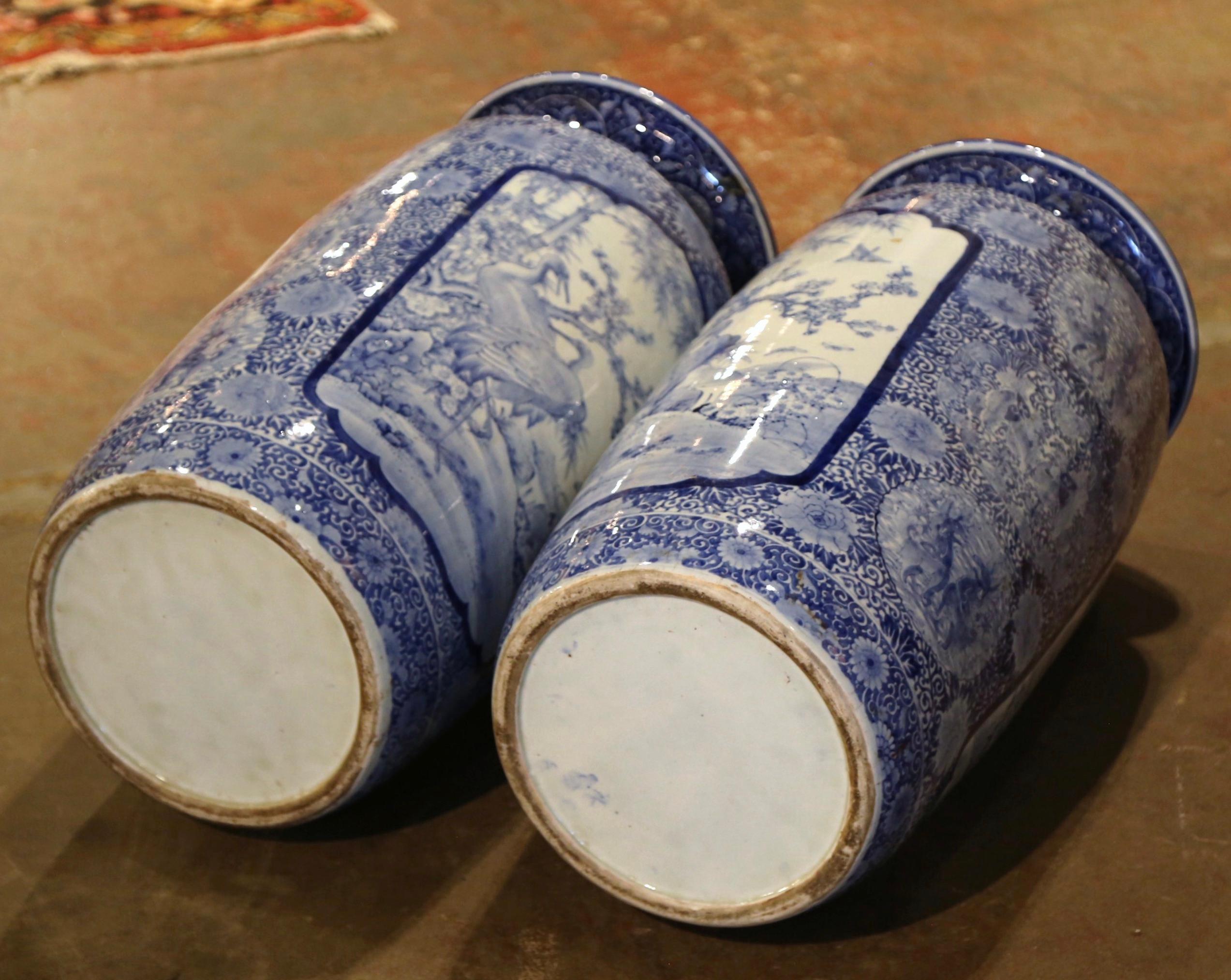 Paar handgemalte Vintage-Vasen aus blauem und weißem Porzellan Umbrella Stands 3