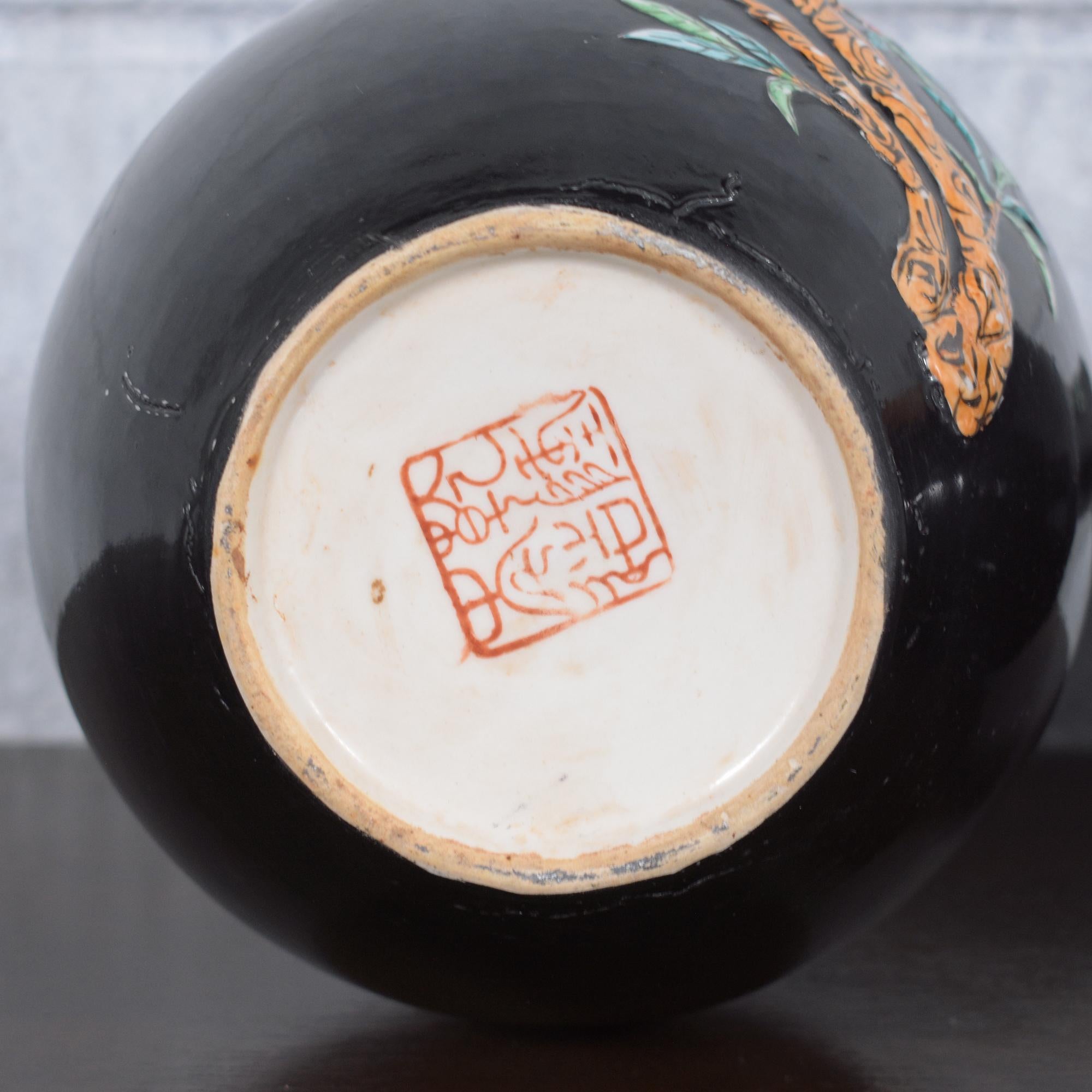 Paire de vases vintage en porcelaine chinoise peints à la main avec motifs floraux et de fruits en vente 6