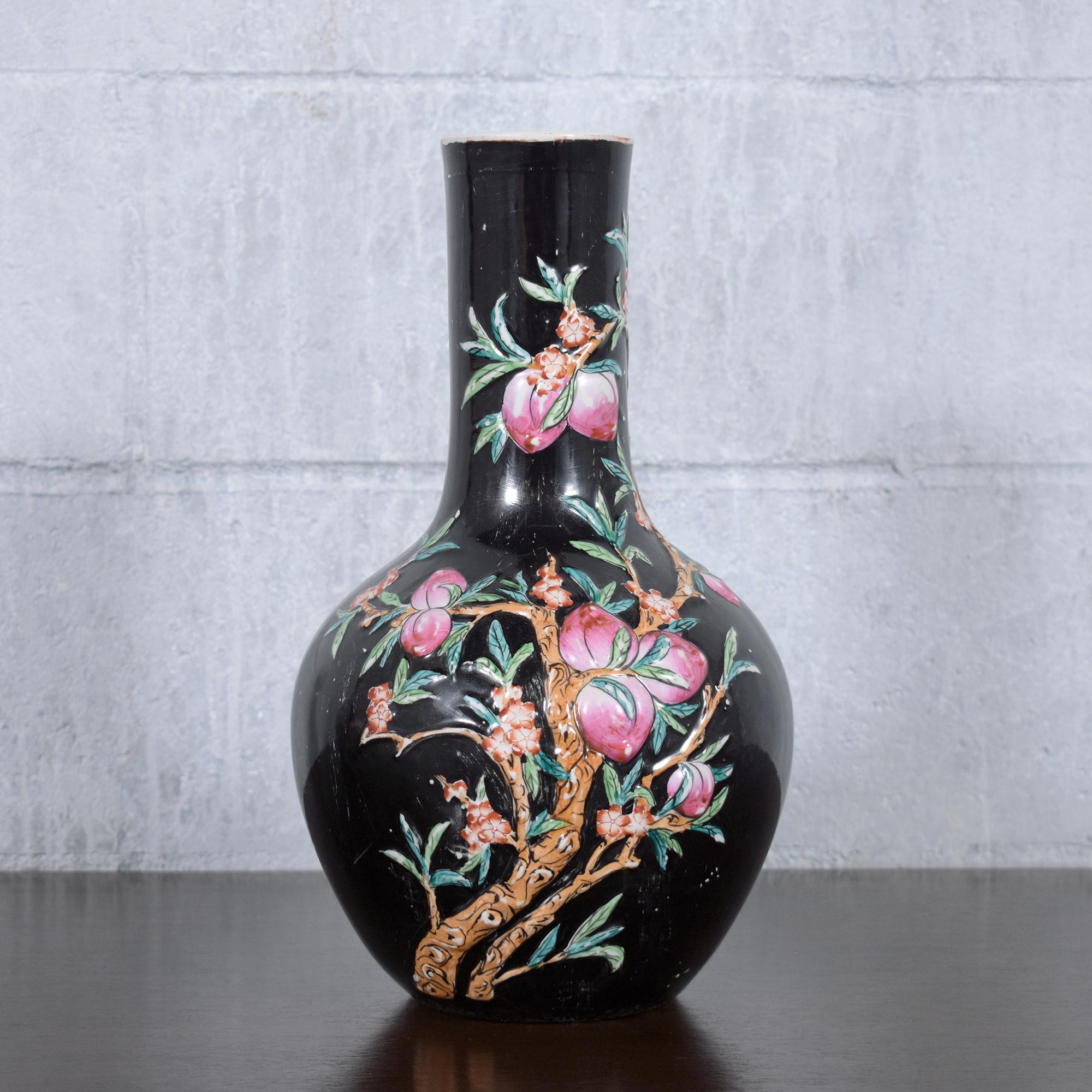 Poli Paire de vases vintage en porcelaine chinoise peints à la main avec motifs floraux et de fruits en vente