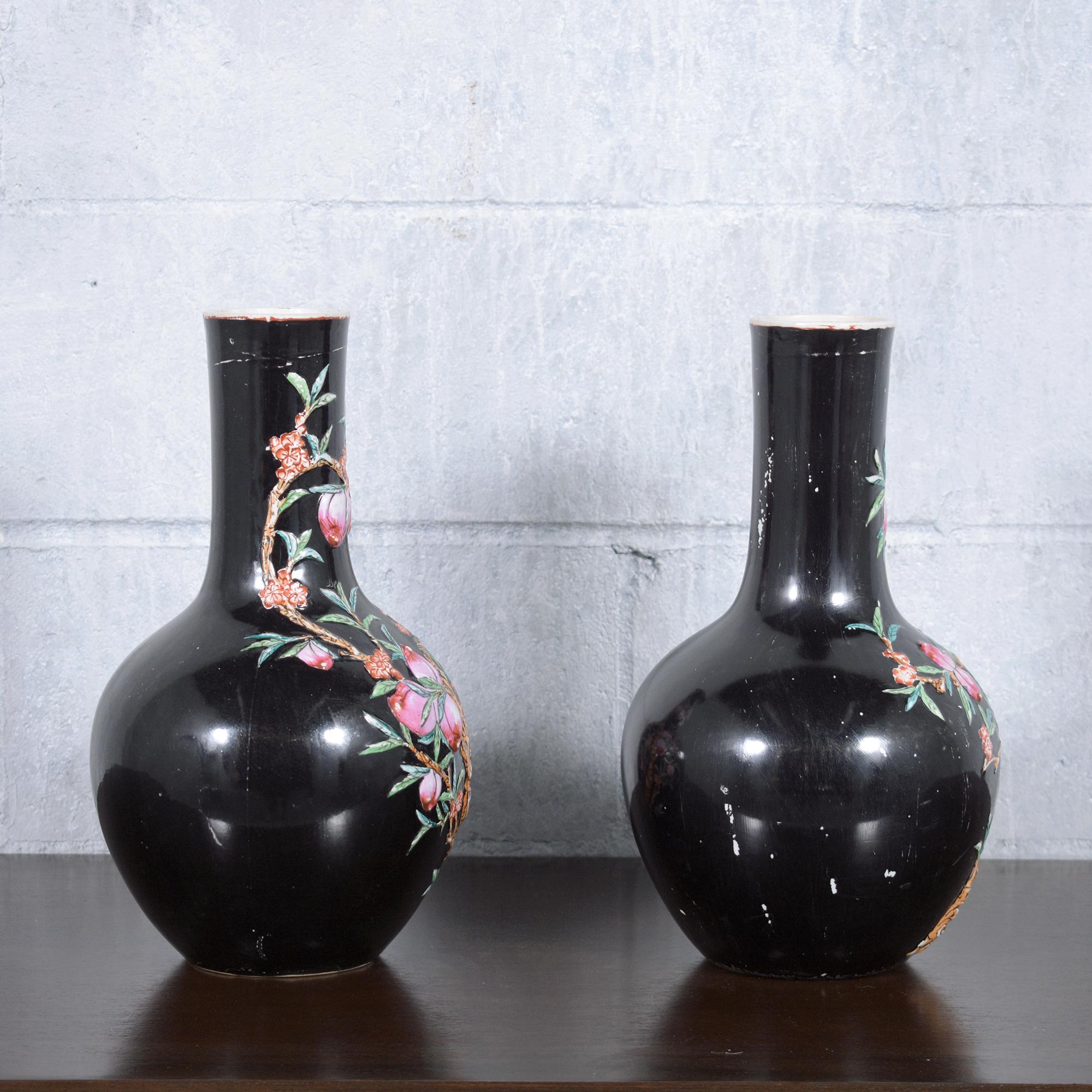 Milieu du XXe siècle Paire de vases vintage en porcelaine chinoise peints à la main avec motifs floraux et de fruits en vente