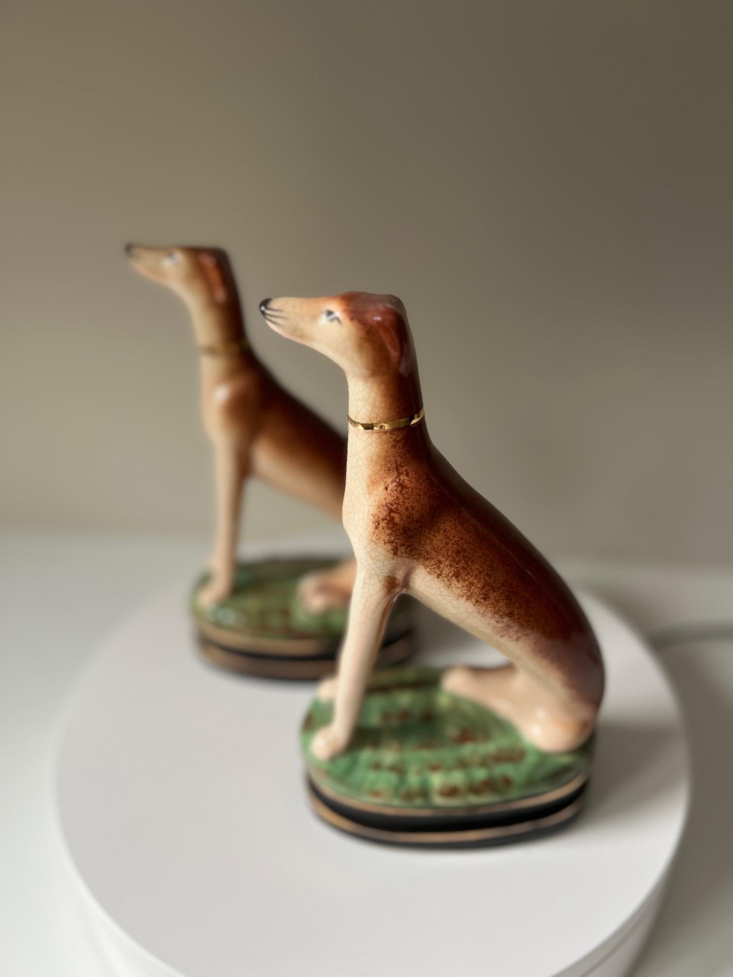 Peint à la main Paire de figurines de chien Whippet Fitz and Floyd peintes à la main et d'époque en vente