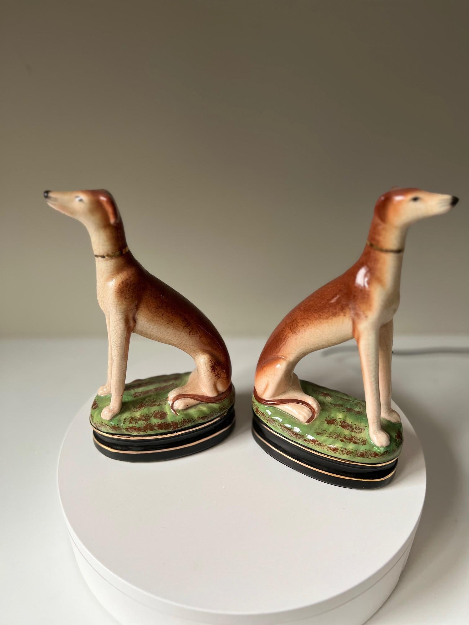 Paire de figurines de chien Whippet Fitz and Floyd peintes à la main et d'époque Bon état - En vente à Morristown, NJ
