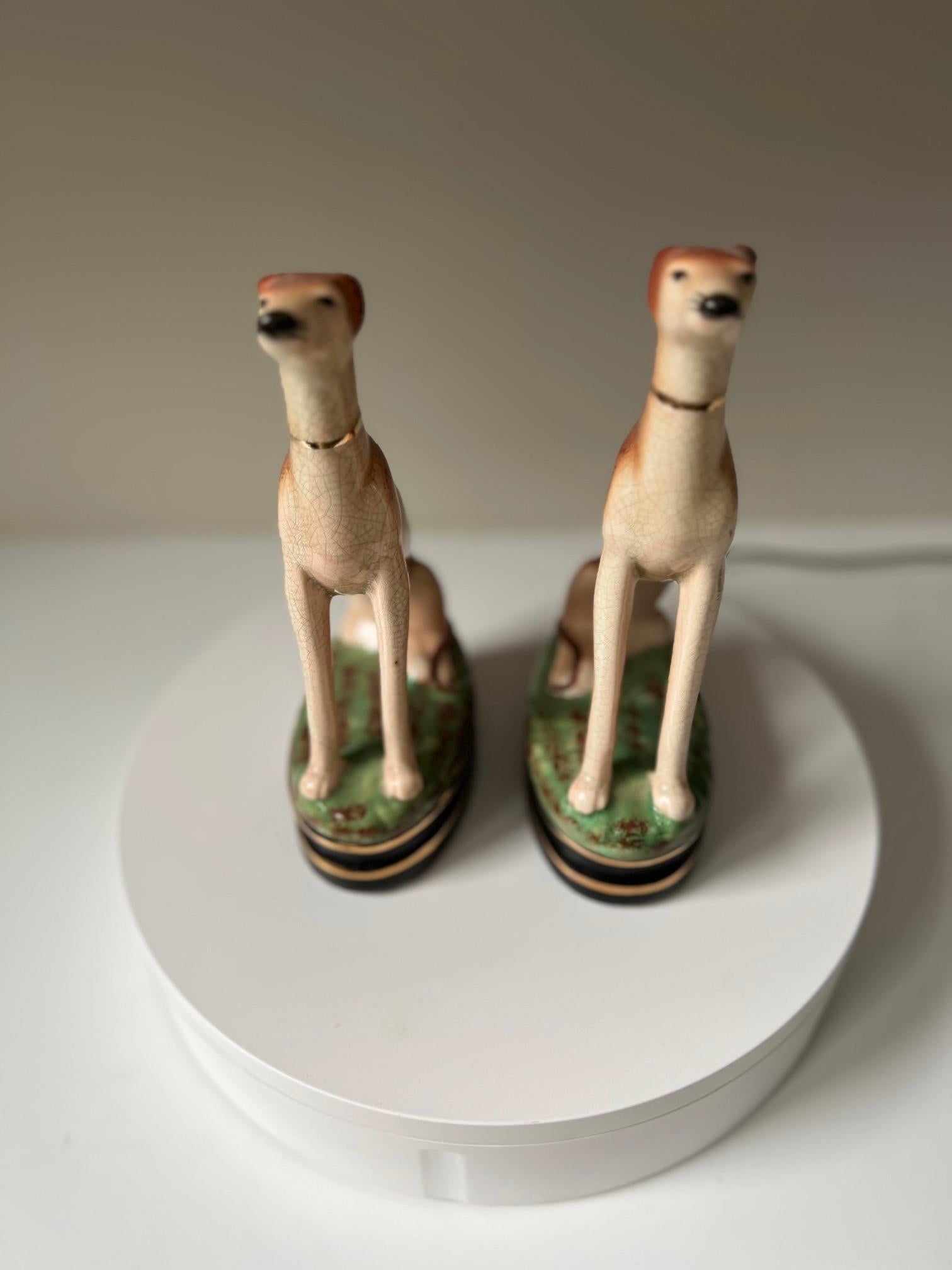 Porcelaine Paire de figurines de chien Whippet Fitz and Floyd peintes à la main et d'époque en vente