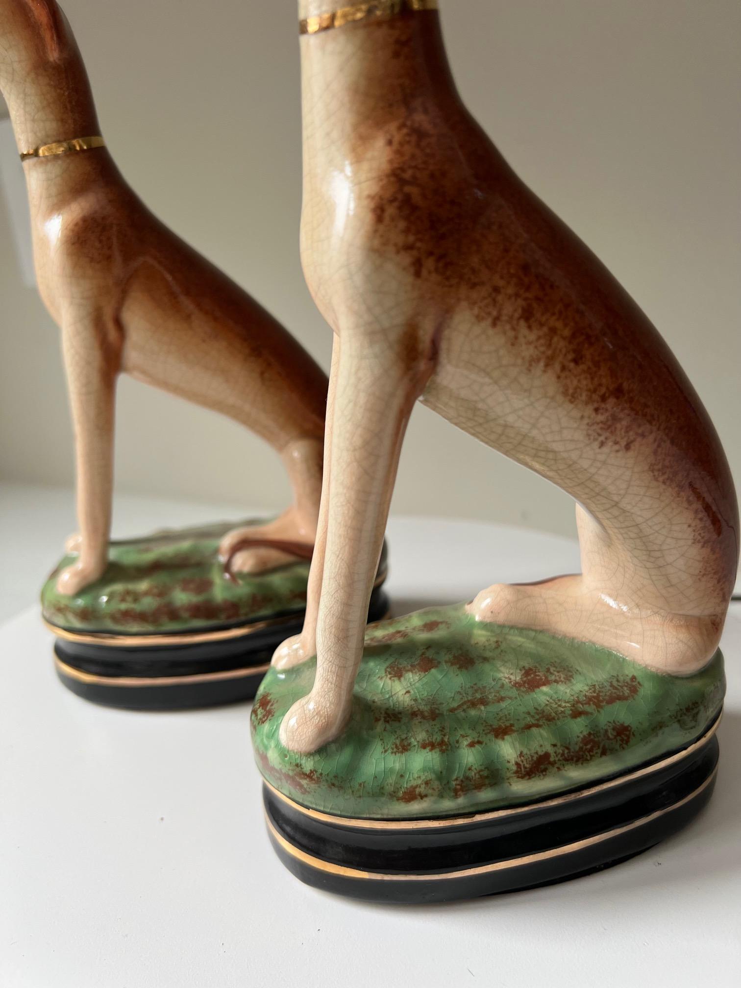 Paire de figurines de chien Whippet Fitz and Floyd peintes à la main et d'époque en vente 1