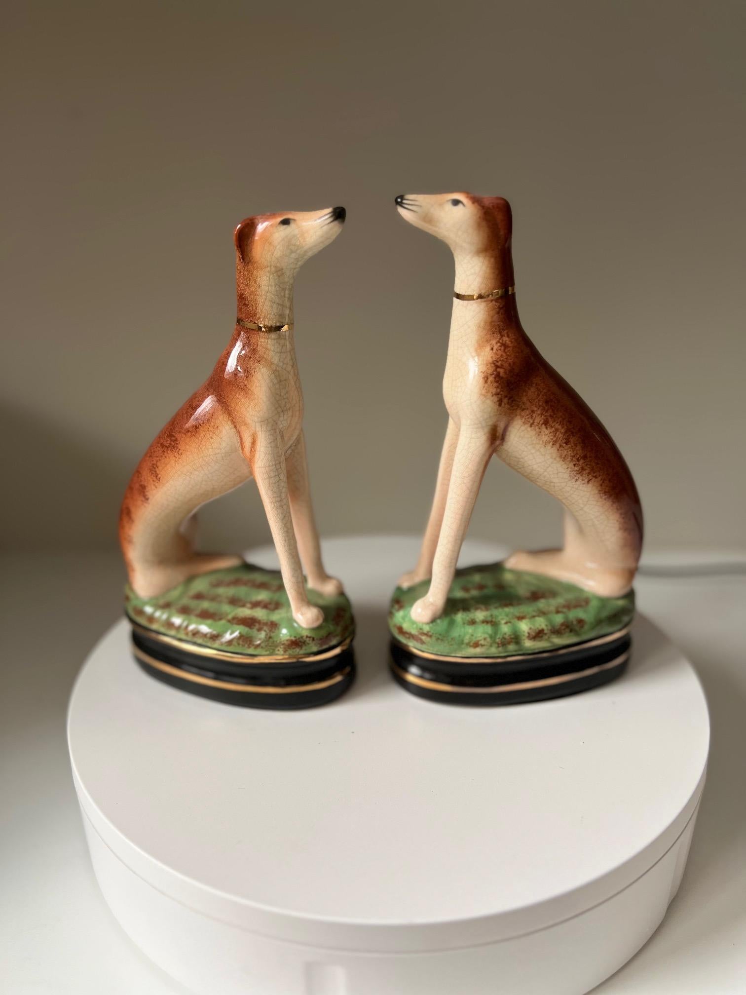 Paire de figurines de chien Whippet Fitz and Floyd peintes à la main et d'époque en vente 2