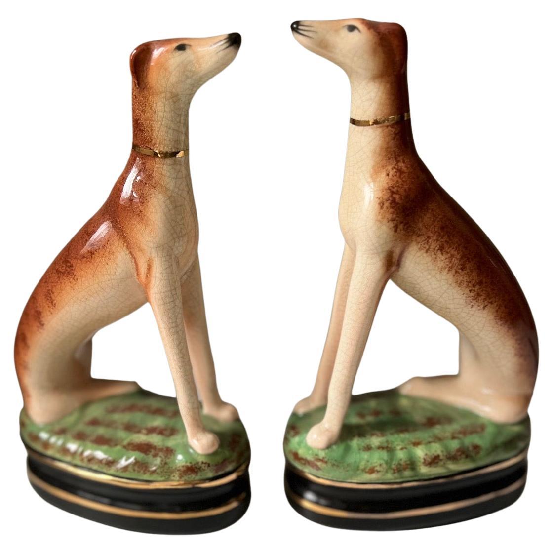 Paire de figurines de chien Whippet Fitz and Floyd peintes à la main et d'époque