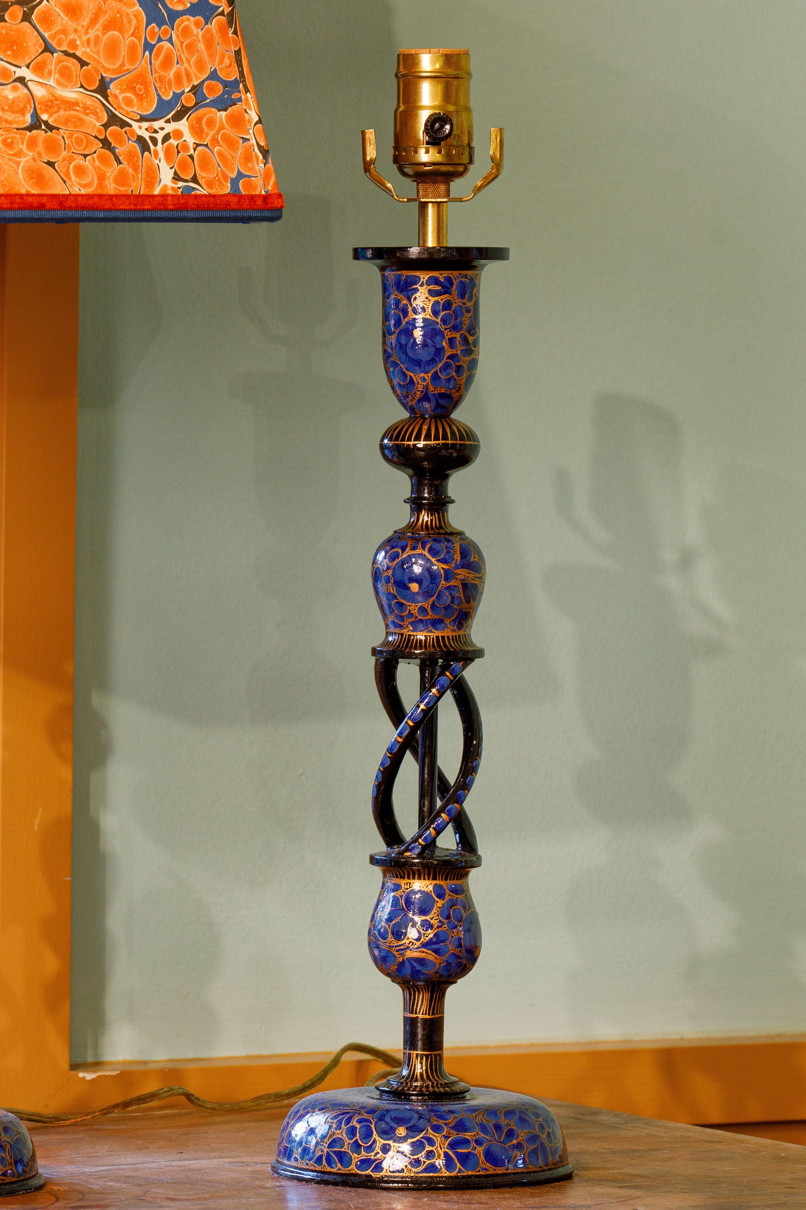 Una bellissima lampada da tavolo a candeliere antica del Kashmir. Delicatamente dipinto a mano con fogliame dorato su uno sfondo blu intenso. Realizzato con maestria con un gambo a spirale.

Un meraviglioso esempio di design anglo-indiano di alta