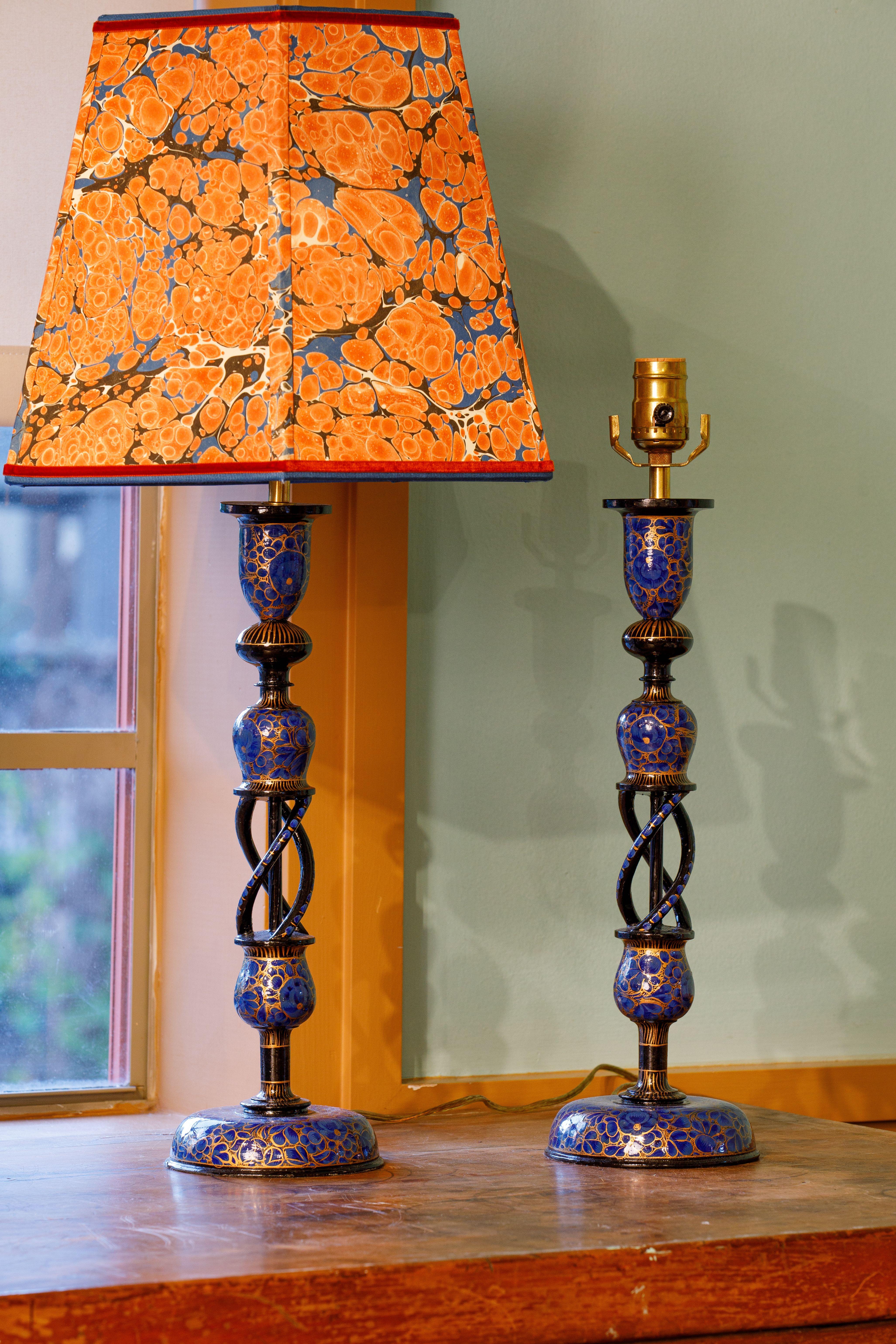 Anglo-indiano Coppia di lampade da tavolo Kashmir in cartapesta dipinte a mano d'epoca