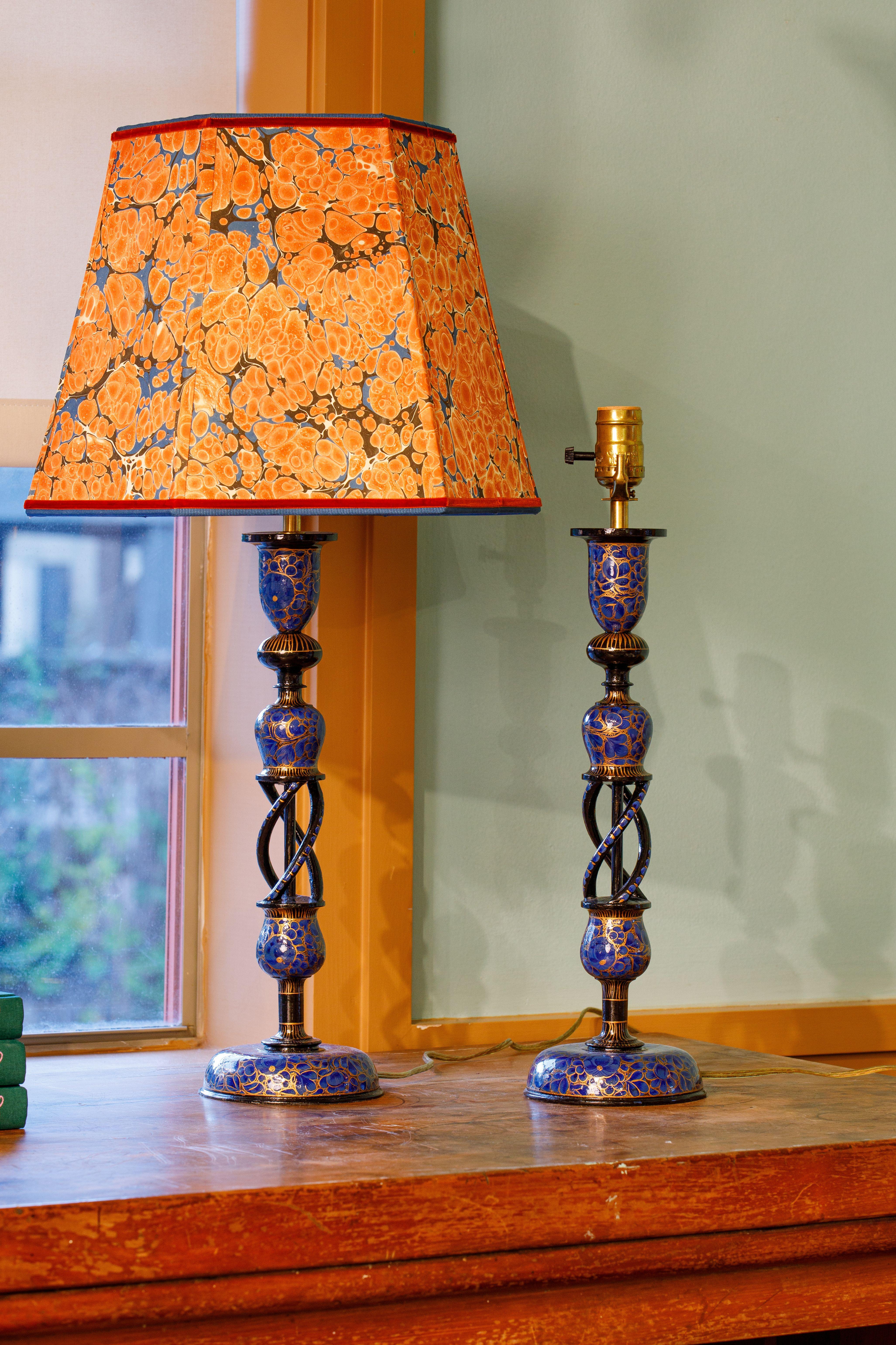 Indiano Coppia di lampade da tavolo Kashmir in cartapesta dipinte a mano d'epoca