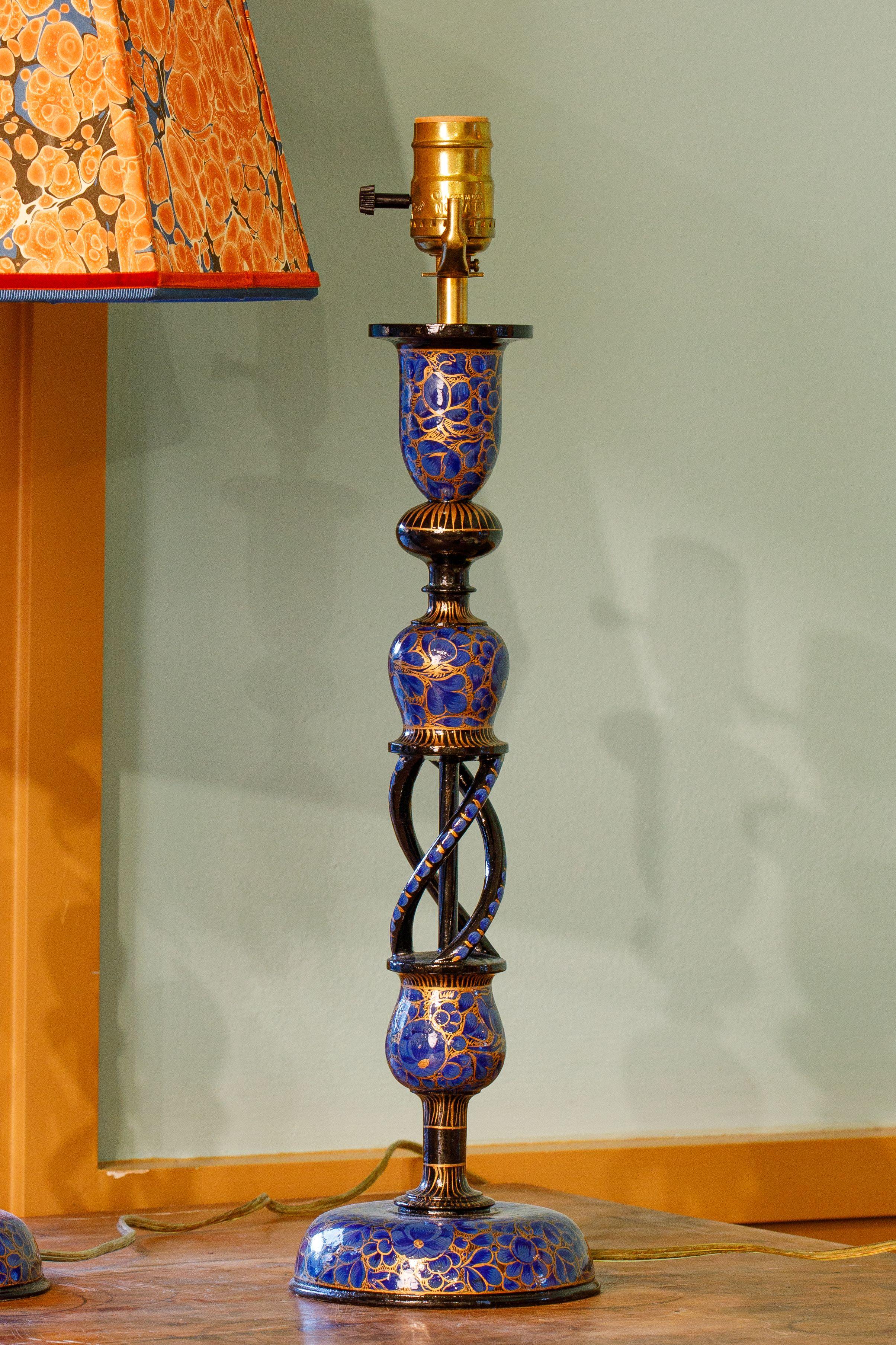 Batik Coppia di lampade da tavolo Kashmir in cartapesta dipinte a mano d'epoca