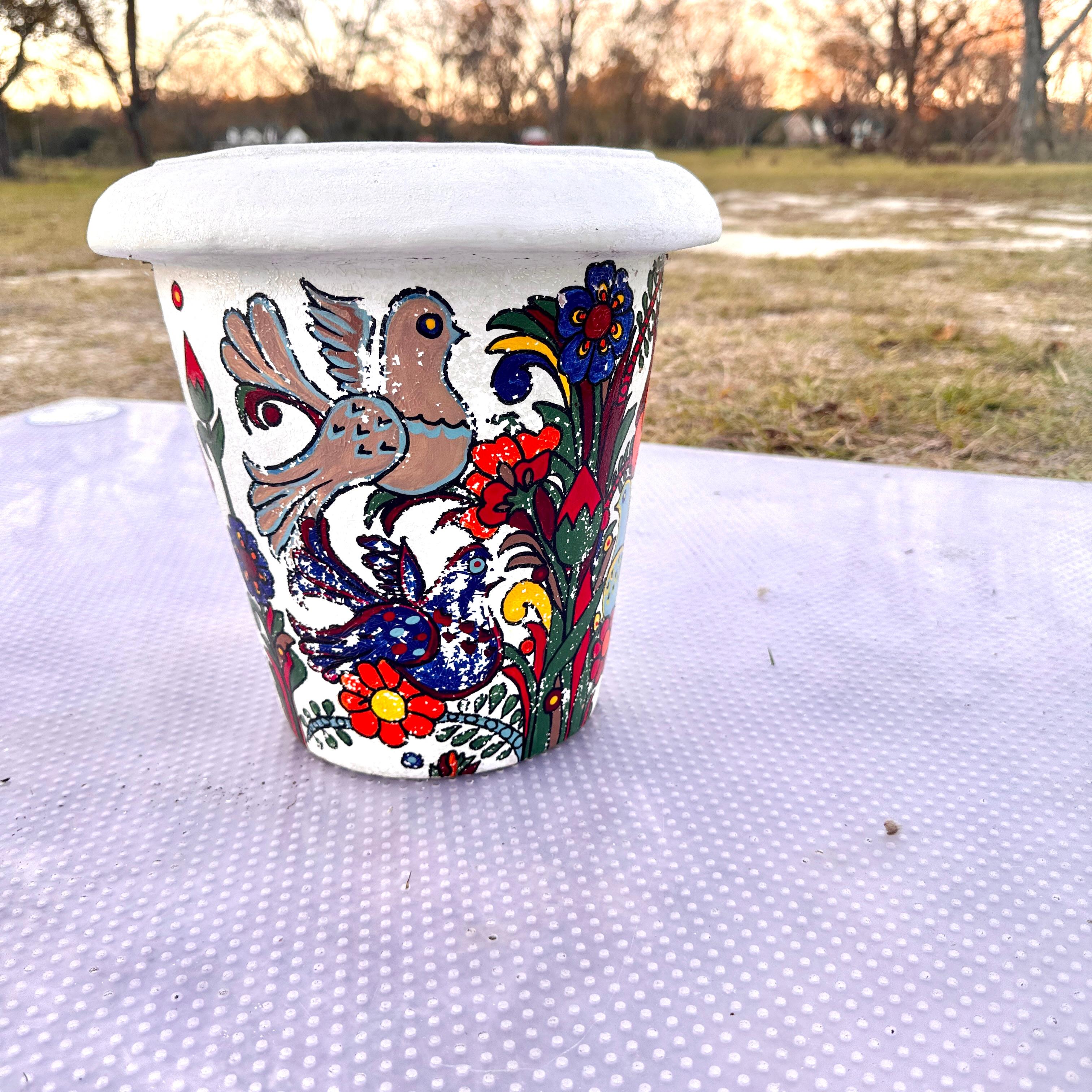 Paire de jardinières Vintage, d'une ressemblance frappante avec la ligne de vaisselle Acapulco de Villeroy et Bach. La peinture est quelque peu écaillée, mais les couleurs et les motifs sont encore nombreux. Pas d'ébréchures ni de fissures dans les