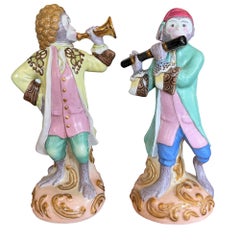 Ein Paar handbemalter Vintage-Porzellanfiguren aus der „Singerie“-Serie mit Affenmusikern