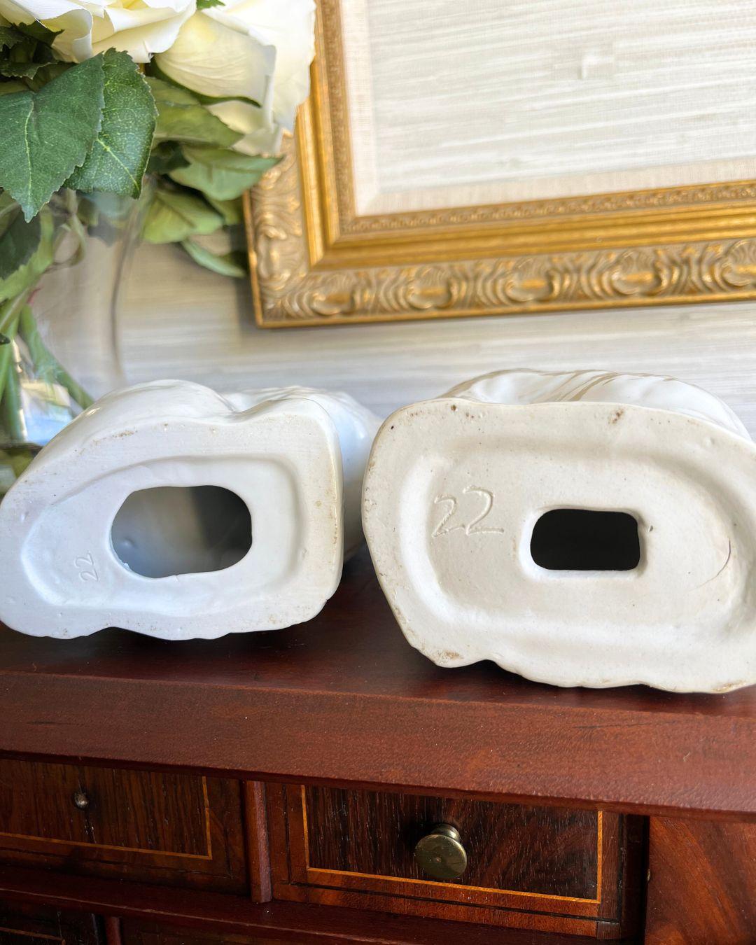 XX secolo Coppia di cani spaniel d'epoca dipinti a mano in stile Staffordshire in vendita
