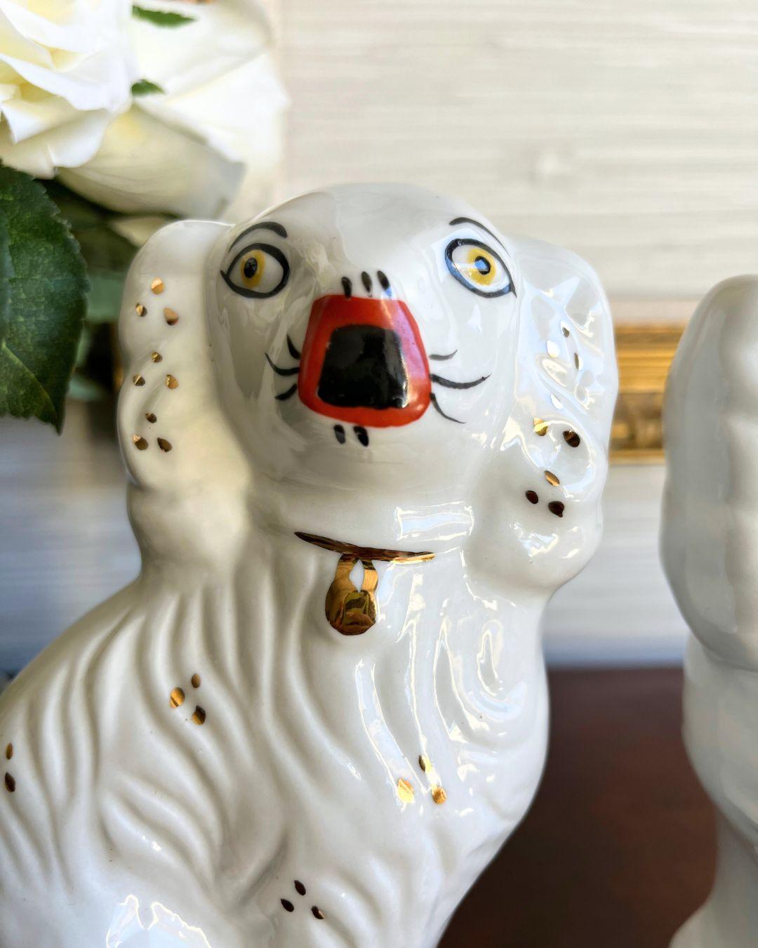 Porcellana Coppia di cani spaniel d'epoca dipinti a mano in stile Staffordshire in vendita