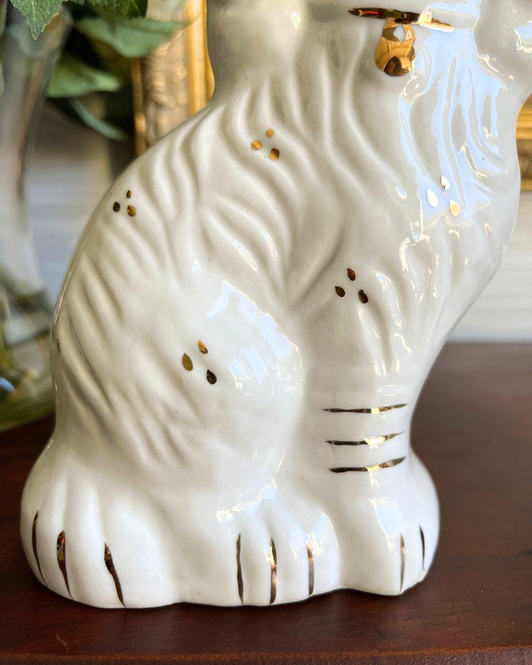 Coppia di cani spaniel d'epoca dipinti a mano in stile Staffordshire in vendita 2