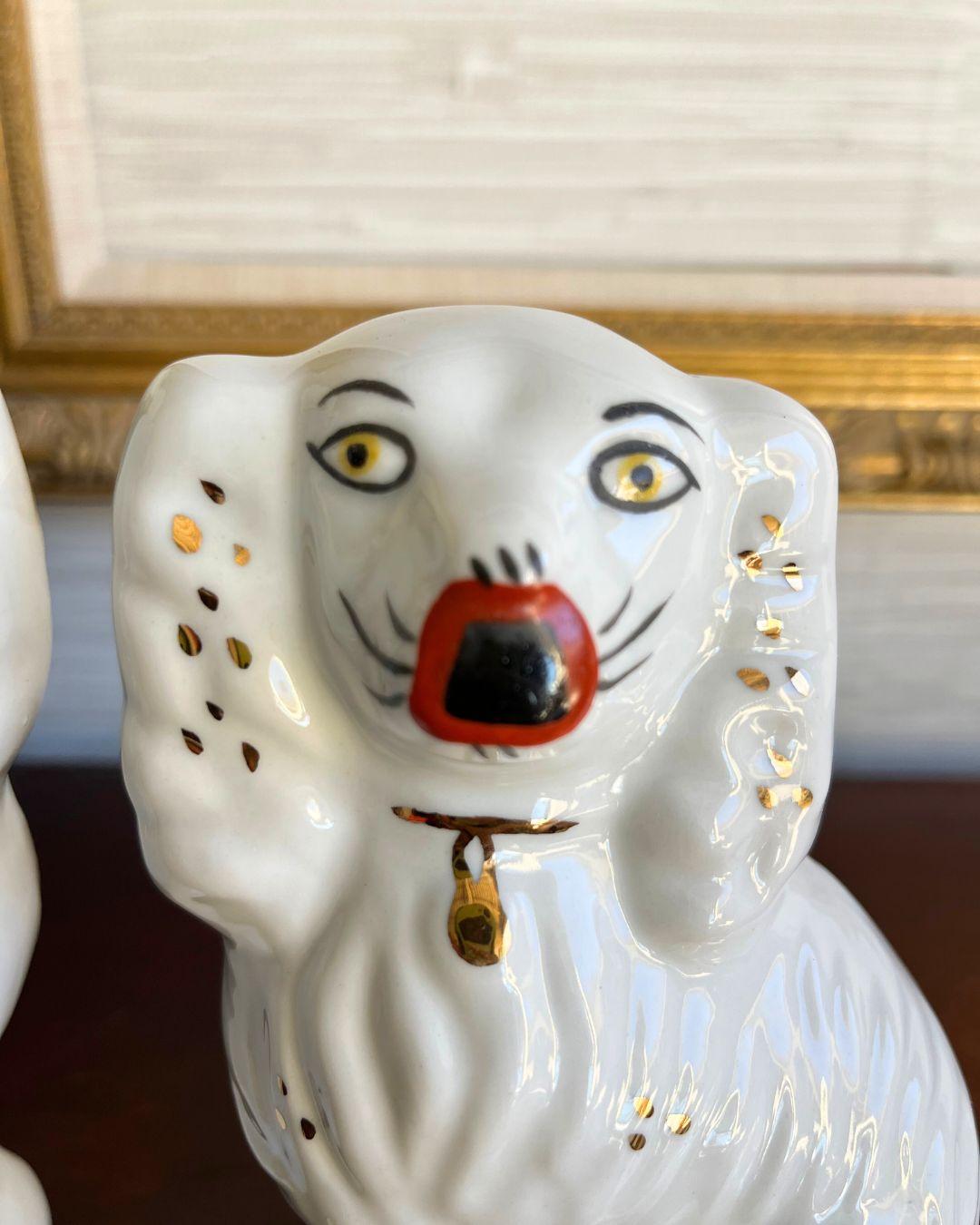 Coppia di cani spaniel d'epoca dipinti a mano in stile Staffordshire in vendita 1