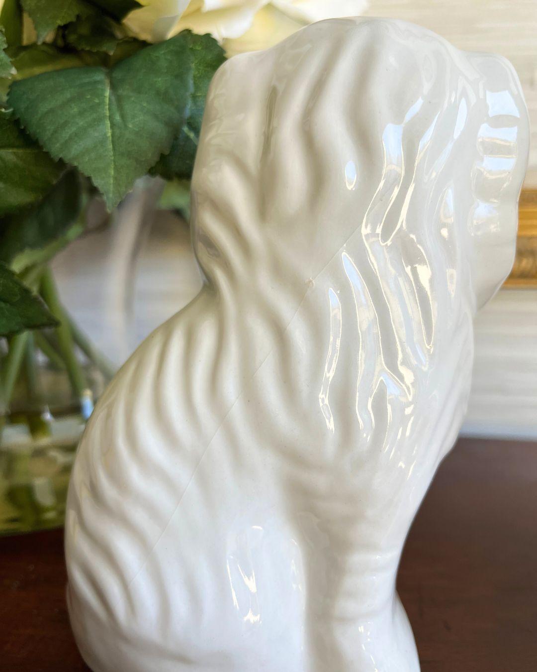 Coppia di cani spaniel d'epoca dipinti a mano in stile Staffordshire in vendita 3