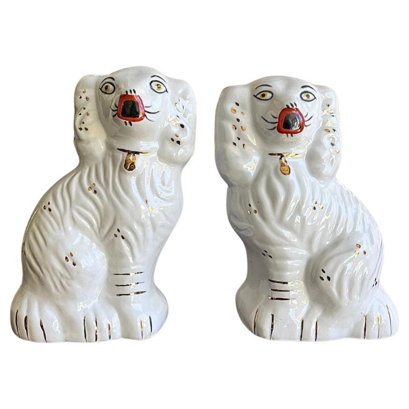 Coppia di cani spaniel d'epoca dipinti a mano in stile Staffordshire in vendita