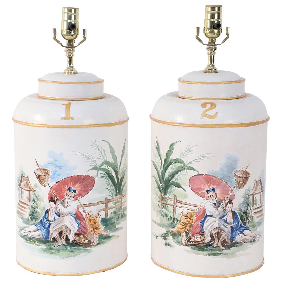 Coppia di lampade da tavolo vintage dipinte a mano con scene di genere in tole