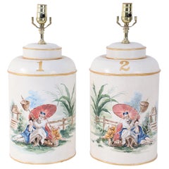 Coppia di lampade da tavolo vintage dipinte a mano con scene di genere in tole