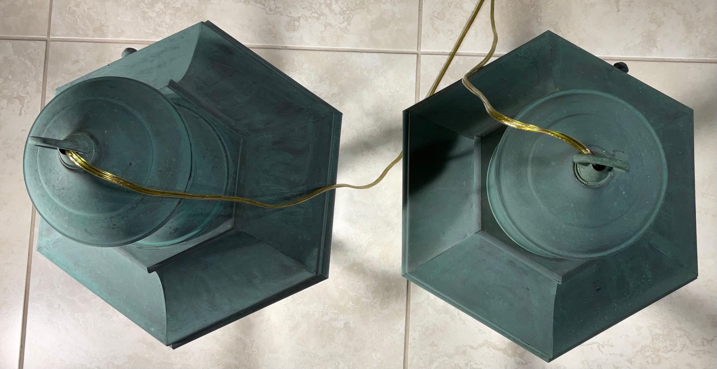 Coppia di lanterne a sospensione in ottone vintage realizzate a mano in vendita 3